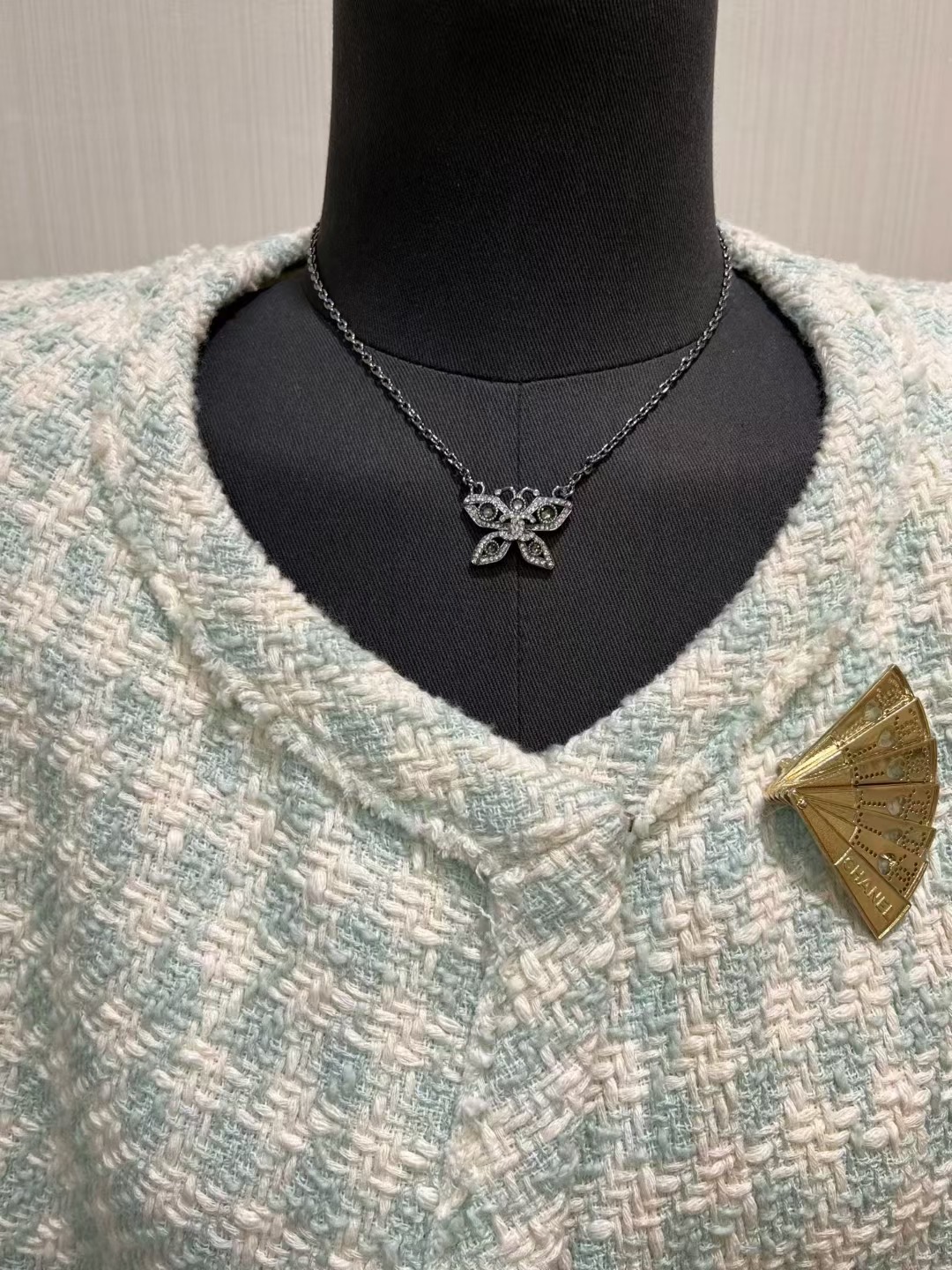 NO:633985,88220, I bought a new product today yb 25A new gun black full diamond butterfly double C necklace. The small crystal silver black butterfly is so cool. I fell in love with it at first sight. It is a must-have for hot girls. The color is cool and sassy, ​​very high-end and eye-catching. A different style experience. It is so beautiful that it is dreamy. Purchased from yb customized. Same brass material, Swarovski diamonds, high-end handmade workshop, top version, necklace, Cartier high-end jewelry1986090988220,今日新品购入yb 25A新款枪黑色满钻蝴蝶双C项链 水晶银黑色小蝴蝶太酷啦 一眼爱上 辣妹必备 配色酷飒率性很高级耐看 不一样的风格体验 美得有点梦幻 购入yb定制 一样黄铜材质 施华洛钻 高级手工坊 顶级版本,,necklace,卡迪亚高端饰品,Jewelry