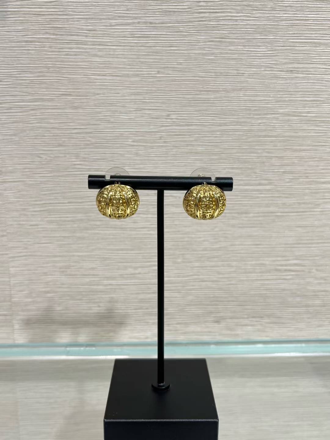 NO:633978,88200, today’s new product is the same model as Ning Yi Zhuo * 25A new golden double C embossed pumpkin semi-circle earrings. The golden little pumpkin has a vintage texture. The embossing craftsmanship is so exquisite. It is cute and full of wealth. The same brass material as yb. High-end handmade workshop series, Cardia high-end jewelry1986090988200,今日新品宁艺卓同款 * 25A新款金色双C浮雕南瓜半圆耳钉 金灿灿的小南瓜很有vintage的质感 浮雕工艺太精美了 可爱又富贵感满满 yb一样黄铜材质 高级手工坊系列,,卡迪亚高端饰品,Jewelry