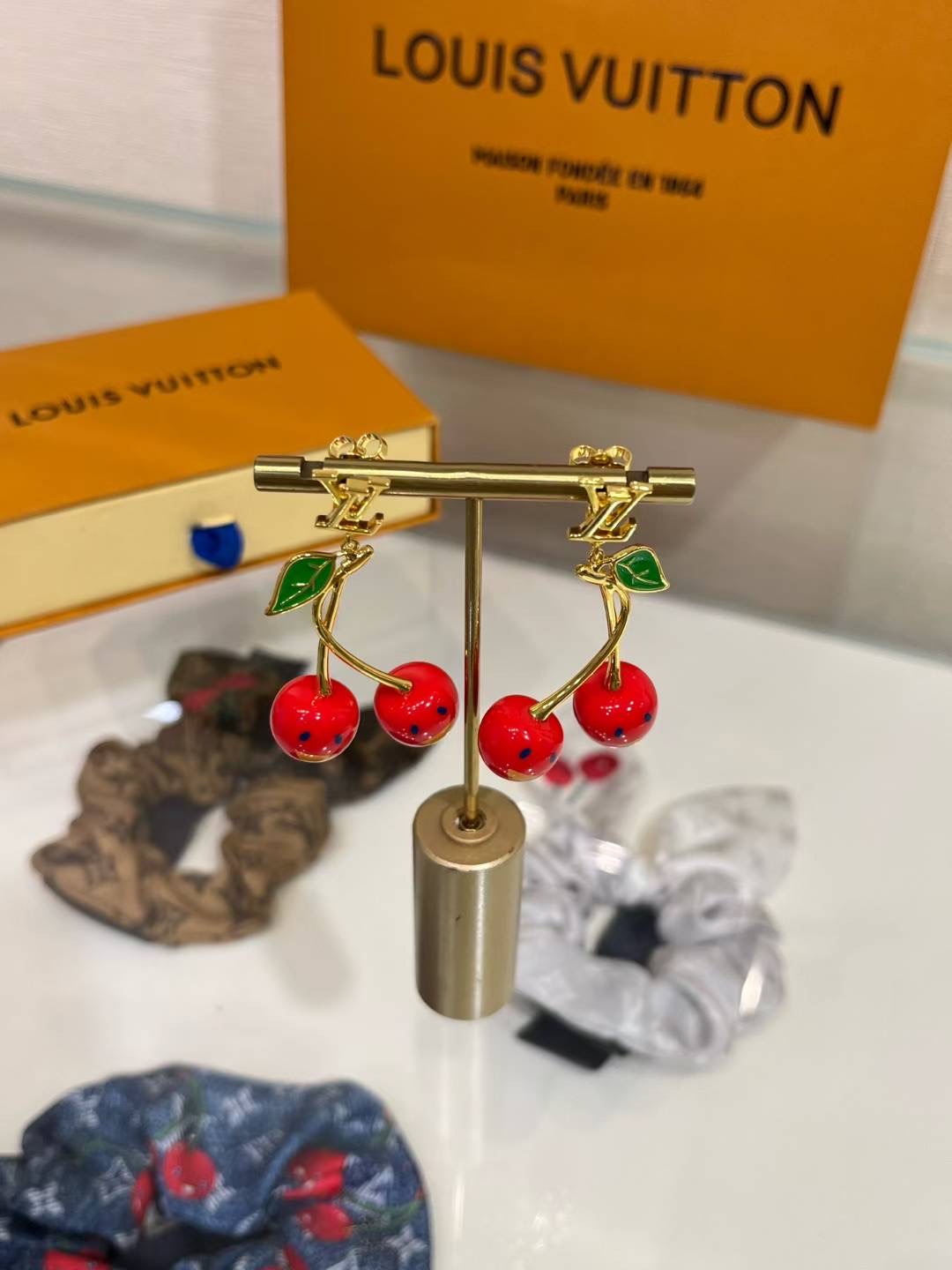 NO:634975,Today's new popular cherry earrings LV Murakami collaboration gold letter cherry pendant earrings great value for two uses The cherry can be removed and worn alone with the metal letter logo Playful cherry Full of vitality It seems like I have returned to the millennium A must-have for hot girls when going out in summer19860909今日新品爆款樱桃耳环 LV 村上隆合作款 金色字母樱桃吊坠耳环超值两用款 樱桃可以取下来 单独佩戴金属字母徽标 俏皮樱桃 活力满满 仿佛回到了千禧年 辣妹夏日出街必备又灵又可爱哦 yb一样黄铜材质 珐琅工艺 耳钉耳环爆款,,louis vuitton,earrings,卡迪亚高端饰品,Jewelry