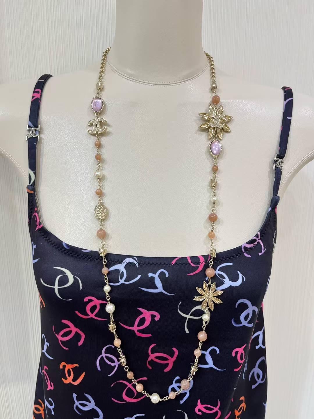 NO:634015,88380, today's new sweater chain * 25A new sunflower sunflower full diamond double C pink crystal long necklace. The petals are slightly curved and changing. It has great vitality and beauty. It is matched with large pink crystal. It is very eye-catching and photogenic. It is full of aura when worn on a single layer. It is very layered when worn on a double layer. The same brass material as yb. Customized crystal. Octagonal sweater chain advanced handicraft workshop series, sweaters, necklace, Cardia high-end jewelry.1986090988380,今日新品毛衣链 * 25A新款向日葵太阳花满钻双C粉色水晶长款项链 花瓣微微弯曲有变化 极具生命力与美感 搭配大颗粉水晶 非常的吸睛上镜 单层佩戴气场十足 双层佩戴很有层次感 yb一样黄铜材质 定制水晶 八角毛衣链高级手工坊系列,,sweaters,necklace,卡迪亚高端饰品,Jewelry