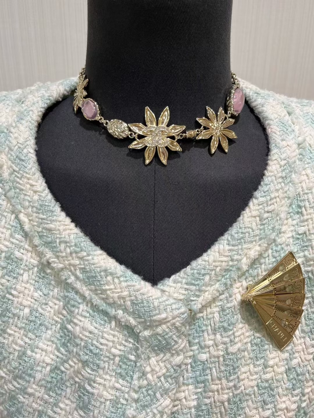 NO:634011,88320, today's new necklace choker * 25A new sunflower sunflower full diamond double C pink crystal necklace. The petals are slightly curved and changing. It is full of vitality and beauty. It is matched with large pink crystals. It is so eye-catching when worn on the upper body. The very photogenic design is very special and worth buying. The same brass material as yb. Customized crystal. Octagonal necklace, high-end handmade workshop series, necklace, Cartier high-end jewelry.1986090988320,今日新品项链choker * 25A新款向日葵太阳花满钻双C粉色水晶项链 花瓣微微弯曲有变化 极具生命力与美感 搭配大颗粉水晶 佩戴上身太吸睛啦 非常的上镜设计很特别值得入手 yb一样黄铜材质 定制水晶 八角项链,高级手工坊系列,,necklace,卡迪亚高端饰品,Jewelry