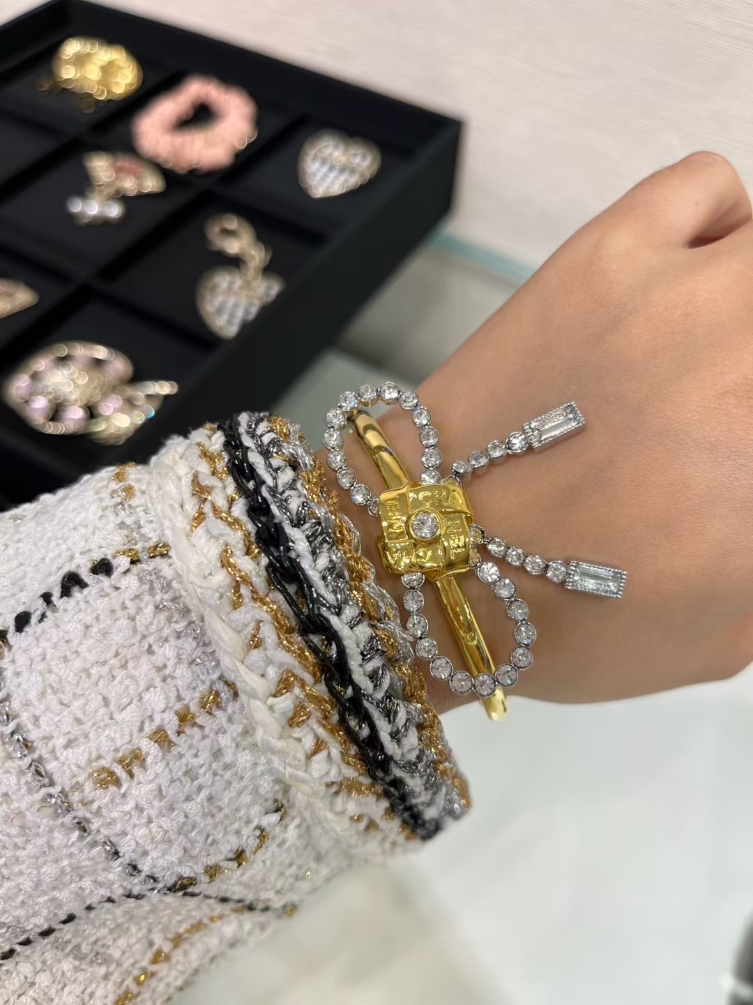 NO:634067,Today's new palace style bracelet 88260 * 25A new gold letter Chinese knot crystal bow open bracelet. Chinese knot woven with metal letter ribbon. It is too exquisite to wear with row of diamond bows. Gorgeous heavy Chinese knot means bringing good luck, beautiful and good mood. Brass material like yb. Customized crystal. High-end handmade workshop. Bracelet. Open design for easy wearing. Bracelet, Cartier high-end jewelry.19860909今日新品宫廷风手镯88260 * 25A新款金色字母中国结水晶蝴蝶结开口手镯 金属字母丝带编织而成的中国结 搭配排钻蝴蝶结上手太精致了 华丽重中国结寓意带来好运,漂亮好心情 yb一样黄铜材质 定制水晶 高级手工坊 手环 开口设计方便佩戴,,bracelet,卡迪亚高端饰品,Jewelry