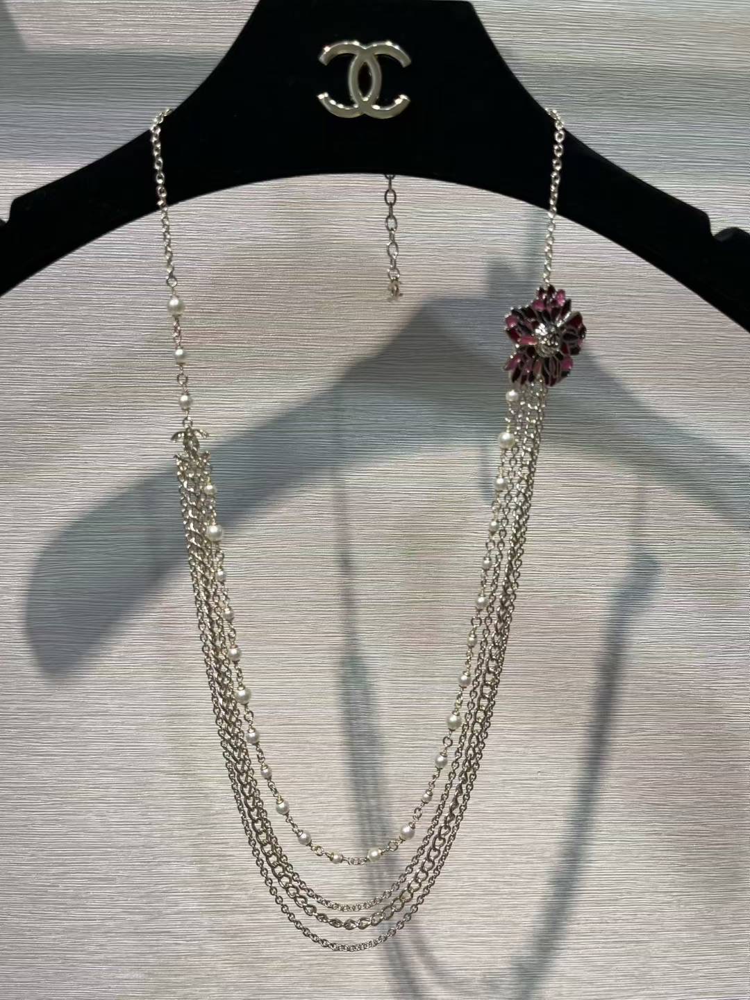 NO:634009,88430, today's new sweater chain waist chain * 25A new Chinese style rich flower enamel pearl multi-layer chain sweater chain Xiaoxiang has a lot of Chinese elements this season, classical and elegant, very suitable for the aesthetics of domestic ladies and daughters. The multi-layer chain design is too heavy-duty. Waist chain sweater chain dual-purpose style YB same brass material enamel craftsmanship, sweaters, Cardia high-end jewelry1986090988430,今日新品毛衣链腰链 * 25A新款国风富贵花珐琅珍珠多层链条毛衣链 小香这一季很多中国元素 古典兼具优雅 好适合国内贵妇千金的审美 多层链条设计太重工了 腰链毛衣链两用款 yb一样黄铜材质 珐琅工艺 高级手工坊,,sweaters,卡迪亚高端饰品,Jewelry