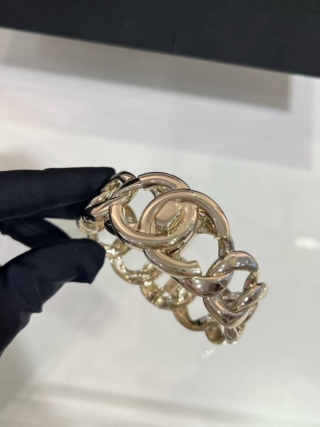 NO:634007,Today's new product show is the same bracelet * 25s new gold schoolbag buckle double C thick chain bracelet. The thick chain metal design is simple and elegant, and has a sense of weight. It is so eye-catching when worn. It is fashionable and has a very tasteful personality. It is made of the same brass material as yb, with exquisite craftsmanship. The design is very elegant. 88320,,bracelet,Cardia high-end jewelry19860909今日新品秀场同款手镯 * 25s新款金色书包扣双C粗链条手环 粗链条金属设计简约大气 很有分量感 佩戴上手太吸睛啦时髦个性非常有品味 yb一样黄铜材质,工艺精湛 设计很大气 88320,,bracelet,卡迪亚高端饰品,Jewelry