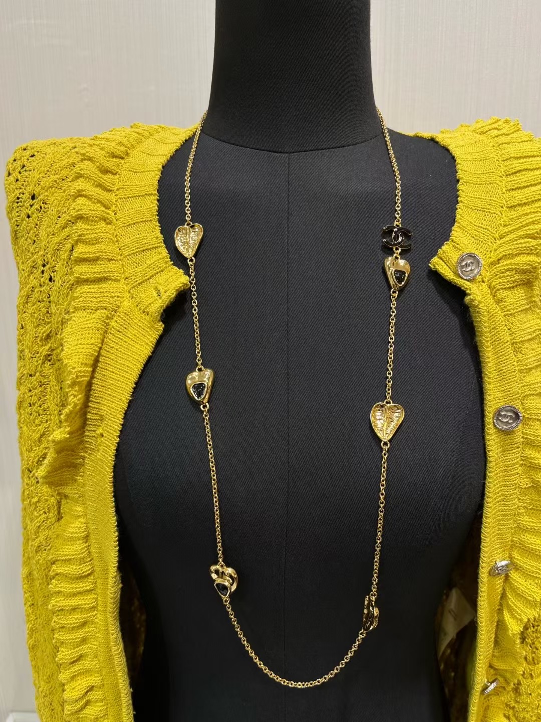 NO:634047,88300, today's new sweater chain * 25A new black enamel love double C gold long necklace Inspired by the national style element - water lily The embossed leaves are made into the shape of a heart, so cute The black gold color scheme is very vintage and looks high-end The same brass material as yb Enamel crafts Necklace High-end handmade workshop series, sweaters, necklace, Cartier high-end jewelry1986090988300,今日新品毛衣链 * 25A新款黑色珐琅爱心双C金色长款项链 灵感来源于国风元素——睡莲 浮雕叶子做成了爱心的形状太可爱啦 黑金配色非常有vintage味道 很显高级 yb一样黄铜材质 珐琅工艺 项链带 高级手工坊系列,,sweaters,necklace,卡迪亚高端饰品,Jewelry
