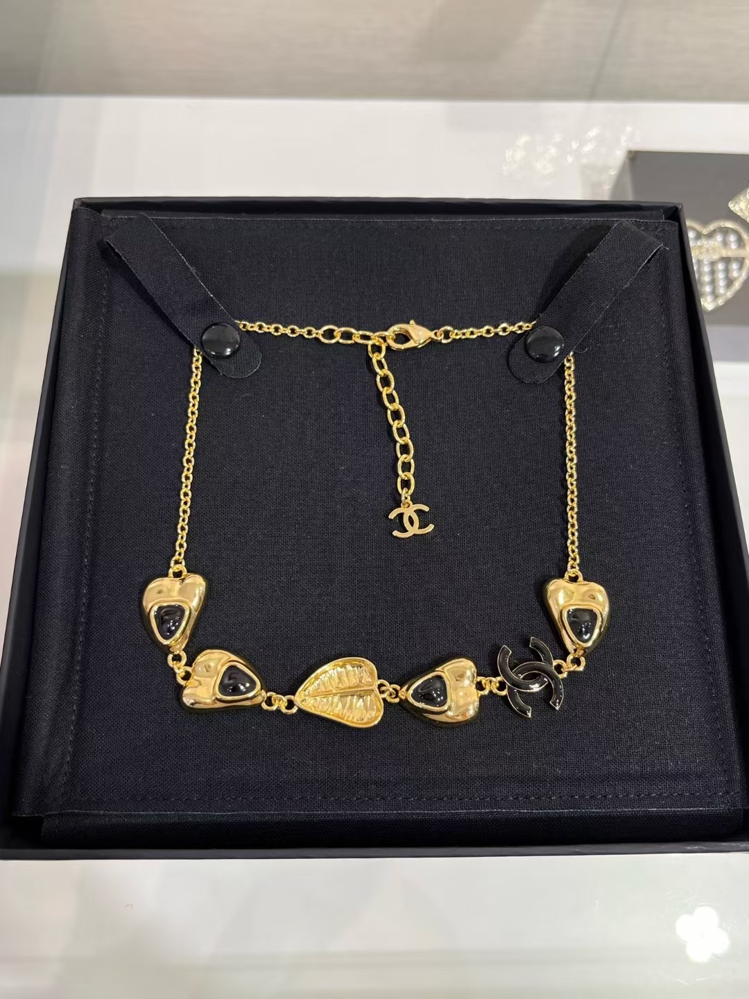 NO:634050,88260. Today's new necklace choker * 25A new black enamel love heart double C gold necklace Inspired by the national style element water lily. The relief leaves are made into the shape of a heart, so cute. The black gold color scheme is very vintage and looks very high-end. The same brass material as YB. Enamel craftsmanship. Advanced handmade workshop series, necklace, Cartier high-end jewelry1986090988260.今日新品项链choker * 25A新款黑色珐琅爱心双C金色项链 灵感来源于国风元素睡莲 浮雕叶子做成了爱心的形状太可爱啦 黑金配色非常有vintage味道 很显高级 yb一样黄铜材质 珐琅工艺 高级手工坊系列,,necklace,卡迪亚高端饰品,Jewelry