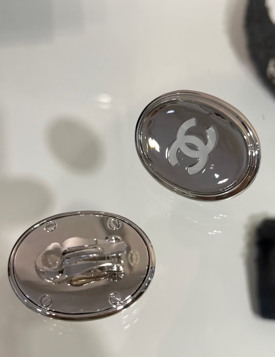 NO:634368,Today's new large ear clips * 25s new white enamel double C mirror oval button ear clips. Unlimited silver and white color combinations are so fashionable. Very refreshing and simple design. Large-sized upper ears are very eye-catching. YB-like brass material. Enamel craftsmanship. Must-have. Top version 88220, Cardia high-end jewelry19860909今日新品大号耳夹 * 25s新款白色珐琅双C镜面椭圆纽扣耳夹 银白配色搭配无限制简直时髦到爆 非常清爽简单的设计 大尺寸上耳很吸睛 yb一样黄铜材质 珐琅工艺 爆款必入 顶级版本88220,,卡迪亚高端饰品,Jewelry