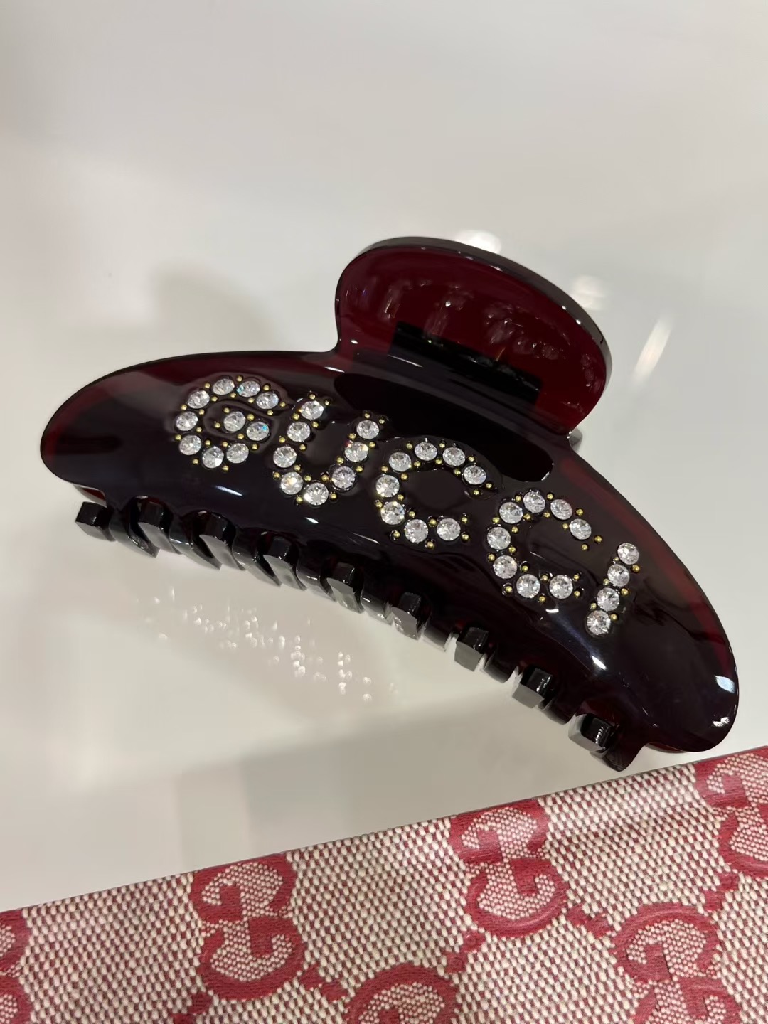 NO:634053,Today's new products * New rhinestone alphabet burgundy clip shark clip. Super practical shark hair clip. Easily create a sense of atmosphere. Just clip it casually to make it very lazy and casual. Extremely convenient. The rhinestones are super flashy and have a strong and beautiful daily presence. z consistent resin material. Czech diamond. Single hair clip. 88180, hairpins, Cartier high-end jewelry19860909今日新品 * 新款水钻字母酒红色抓夹鲨鱼夹 超级实用的鲨鱼发夹 轻松打造氛围感 随意一夹就很慵懒休闲 巨方便 水钻超闪日常存在感超强超好看 z一致树脂材质 捷克钻 单只发夹88180,,hairpins,卡迪亚高端饰品,Jewelry