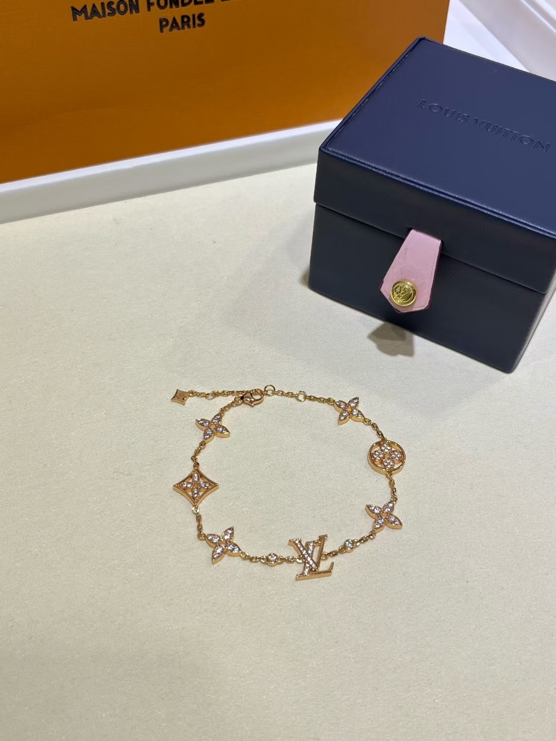 NO:634181,88320, today's new products, high-end jewelry series, 25-year-old new rose gold bracelet with full diamond flowers, four-leaf clover letters, highly recognizable classic flower-shaped logo letters, full diamond design, blingbling, super flash, rose gold color is very white, very rich and rich, zp real gold and real diamonds, custom silver inlaid with zircon, bracelet, Cartier high-end jewelry1986090988320,今日新品 高级珠宝系列  25年新款满钻花卉四叶草字母玫瑰金色手链 极具辨识度的经典花型logo字母 满钻设计blingbling超级闪 玫瑰金色非常显白 很有富家千金气质 zp真金真钻,定制银镶嵌锆石,,bracelet,卡迪亚高端饰品,Jewelry