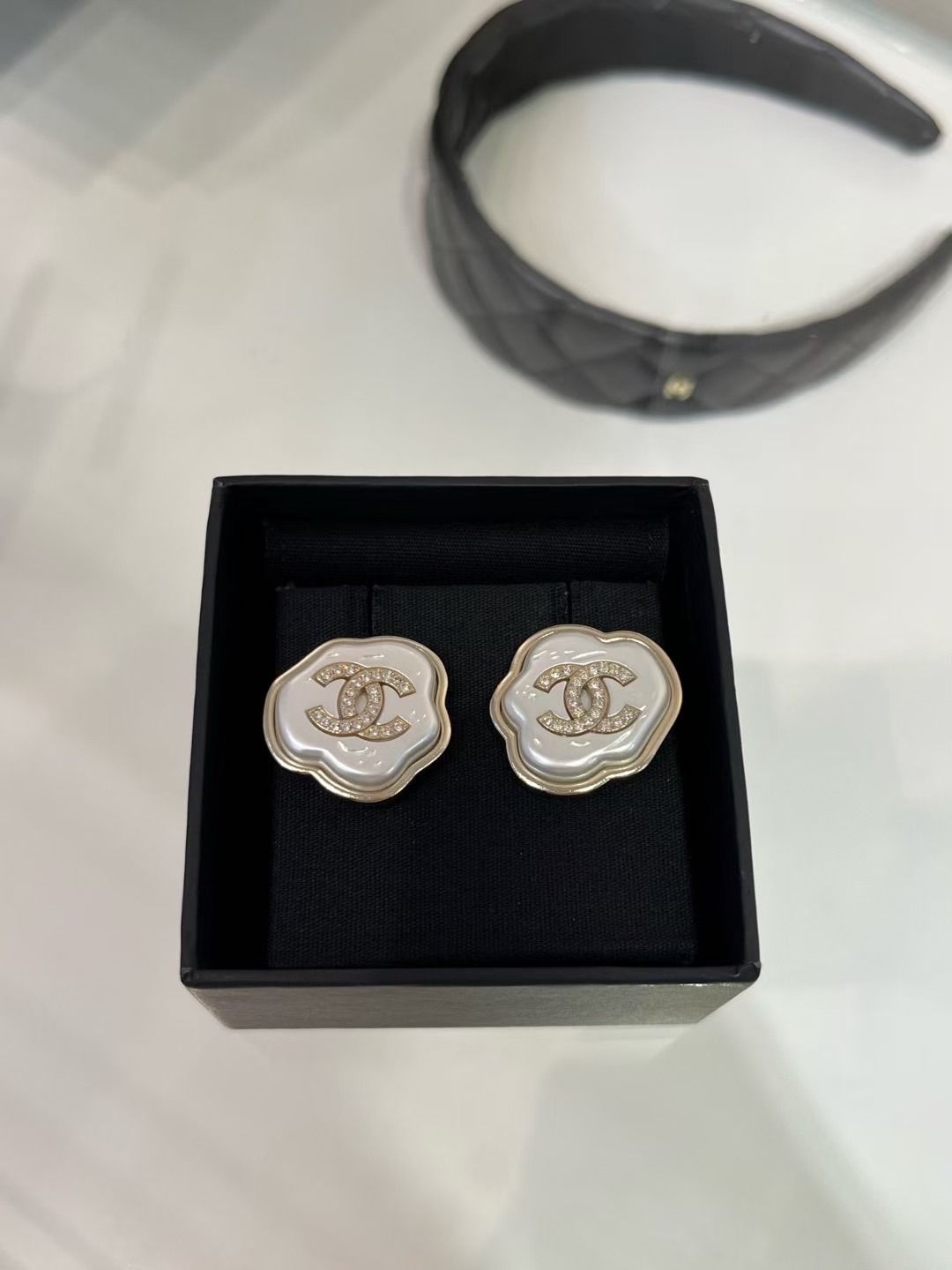 NO:634184,88160, today's new purchase yb hot style * 25A new gold full diamond double C cloud stud earrings Inspired by traditional Chinese elements - Xiangyun I like this kind of unique design and cute small items. The earrings are of moderate size and look great when worn on the ears. Highly recommended. Made of the same brass as yb. Swarovski diamond hot style. High-end handmade workshop series, Cardia high-end jewelry.1986090988160,今日新品购入yb 爆款 * 25A新款金色满钻双C云朵耳钉 灵感来源于中国传统元素——祥云 喜欢这种有独特设计感又可可爱爱的小物品 耳钉大小适中 佩戴上耳太乖啦超推荐 yb一样黄铜材质 施华洛钻爆款 高级手工坊系列,,卡迪亚高端饰品,Jewelry