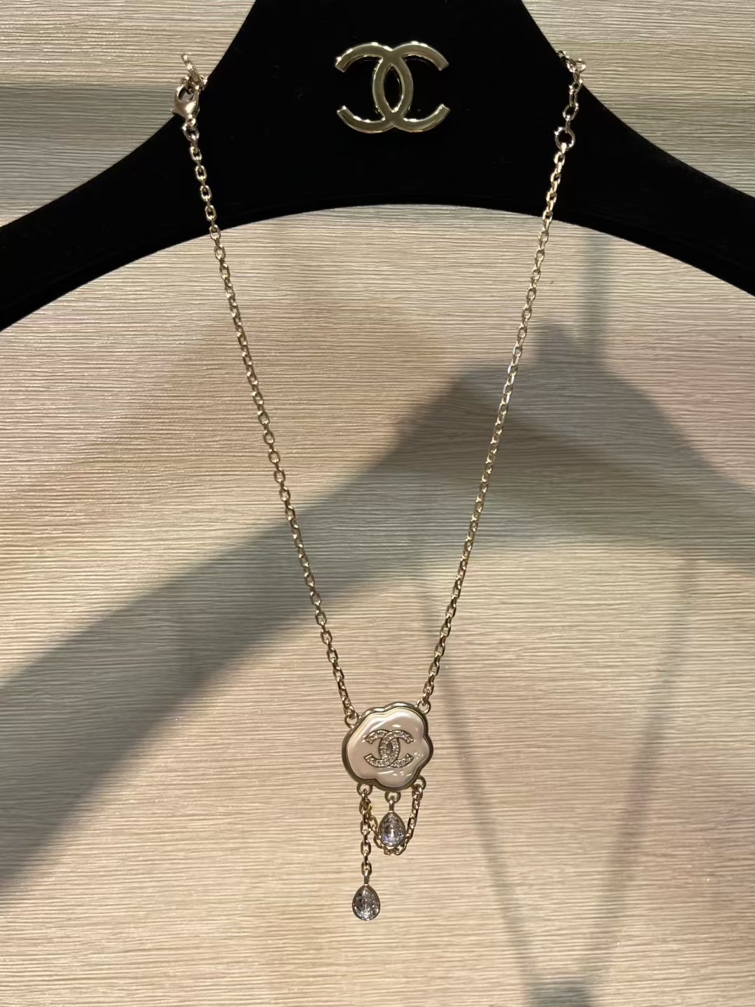 NO:634187,88180, Today's new product purchase yb Hot item * 25A new gold full diamond double C cloud necklace Inspired by traditional Chinese elements - auspicious clouds The embellishment of the water drop diamond chain is more smart and romantic I like this unique design and cute little item. The same brass material as yb Swarovski diamonds Adjustable length High-end handmade workshop series, necklace, Cartier high-end jewelry1986090988180,今日新品购入yb 爆款 * 25A新款金色满钻双C云朵项链 灵感来源于中国传统元素——祥云 水滴钻链条的点缀多了几分灵动浪漫 喜欢这种有独特设计感又可可爱爱的小物品 yb一样黄铜材质 施华洛钻 长短可调节 高级手工坊系列,,necklace,卡迪亚高端饰品,Jewelry