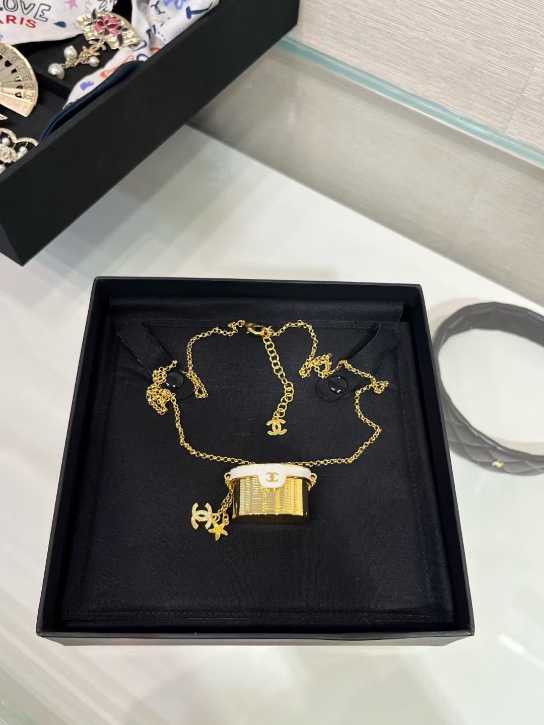 NO:634190,88280, Today's new product is the same style as Dragon Heart * 25C ​​new gold double C white enamel clamshell basket necklace. The flippable metal rattan basket shape is so cute. The embellishment of starfish and full diamond cc pendant sublimates the beauty. It is a collection-level art. Stacking shows great taste. YB-like brass material, enamel craftsmanship, long fish basket necklace sweater necklace, sweaters, necklace, Cartier high-end jewelry1986090988280,今日新品龙心同款 * 25C新款金色双C白色珐琅翻盖篮子项链 可翻盖的金属藤编篮子造型太可爱啦 海星和满钻cc吊坠的点缀升华了美貌 完全是收藏级别的艺术品 叠戴很显品位 yb一样黄铜材质 珐琅工艺 鱼篮长款项链毛衣链,,sweaters,necklace,卡迪亚高端饰品,Jewelry