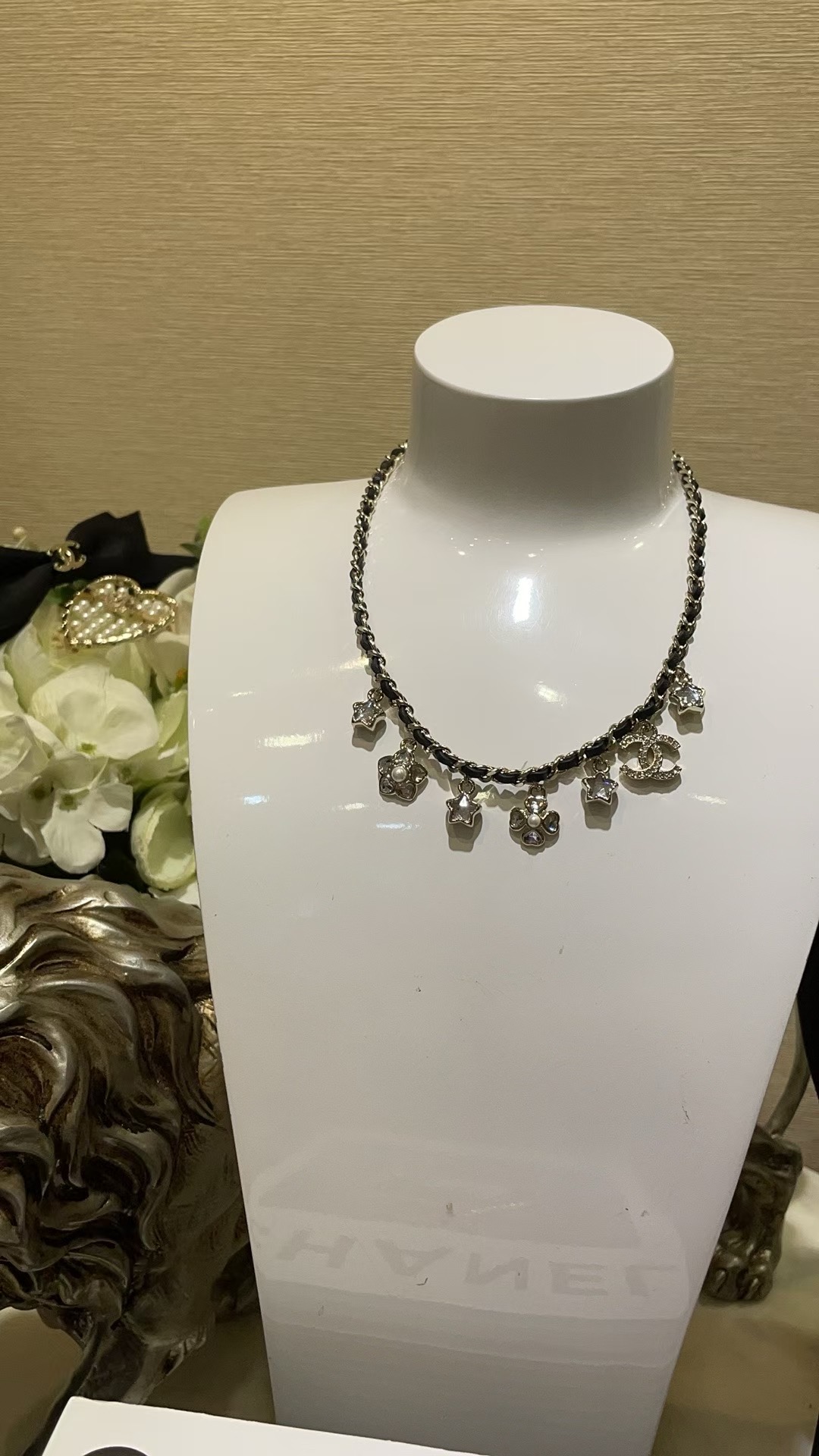 NO:634232,Today's new popular choker is shipped * 25B new gold full diamond double C multi-pendant leather chain necklace Clover + star + flower + cc multiple classic element pendants. Paired with leather chain, it has a retro vintage feel. The upper body has a fashionable gold feel. It is effortlessly beautiful. Brass material like yb, lambskin, Swarovski diamonds, customized crystal, top version 88230, necklace, sheepskin, Cardia high-end jewelry19860909今日新品爆款choker出货啦 * 25B新款金色满钻双C多吊坠皮穿链项链 幸运草+星星+花朵+cc多个经典元素吊坠 搭配穿皮链条很有复古vintage味道 上身就是时髦千金感 美得毫不费劲 yb一样黄铜材质 小羊皮 施华洛钻 定制水晶 顶级版本88230,,necklace,sheepskin,卡迪亚高端饰品,Jewelry