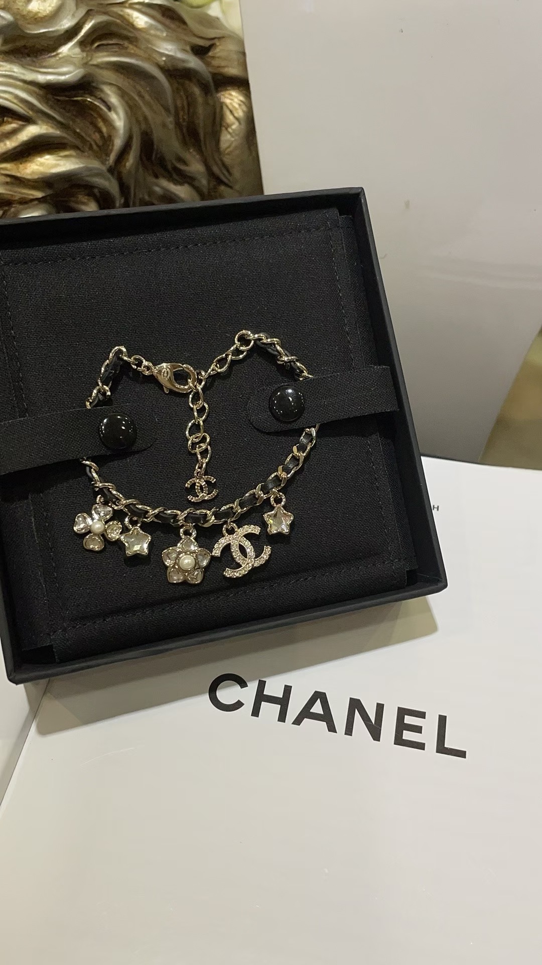 NO:634235,88200, today's hot new products are shipped * 25B new gold full diamond double C multi-pendant leather chain bracelet, clover + star + flower + cc multiple classic element pendants. Paired with leather chain, it has a retro vintage feel. It feels fashionable and rich when you wear it. It is sweet, cool and smart. Brass material like yb, lambskin, Swarovski diamonds, customized crystal top version, bracelet, sheepskin, Cartier high-end jewelry1986090988200,今日新品爆款出货啦 * 25B新款金色满钻双C多吊坠皮穿链手链 幸运草+星星+花朵+cc多个经典元素吊坠 搭配穿皮链条很有复古vintage味道 上手就是时髦千金感 可甜可酷很灵动 yb一样黄铜材质 小羊皮 施华洛钻 定制水晶顶级版本,,bracelet,sheepskin,卡迪亚高端饰品,Jewelry