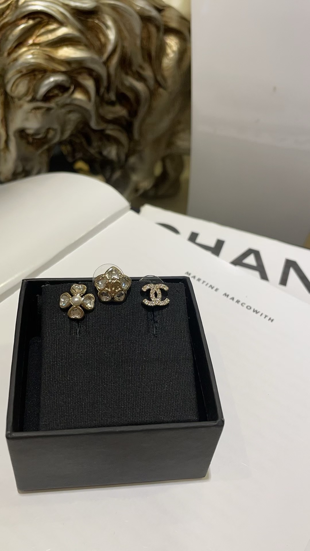 NO:634229,88180, today's new purchase yb * 25B new double C four-leaf clover earrings three-piece set, love diamonds, clover, small flowers, full diamond cc combination. One set contains three earrings, good value for money and very everyday. The small size is also suitable for multiple ear holes. The same brass material as yb, Swarovski diamonds, custom crystal, gold earrings, Cartier high-end jewelry1986090988180,今日新品购入yb * 25B新款双C四叶草耳钉三件套 爱心钻幸运草小花朵满钻cc的组合 一套包含三个耳钉 性价比拉满还很日常 小尺寸也很适合多耳洞叠戴搭配哦 yb一样黄铜材质 施华洛钻 定制水晶 金色耳钉,,卡迪亚高端饰品,Jewelry