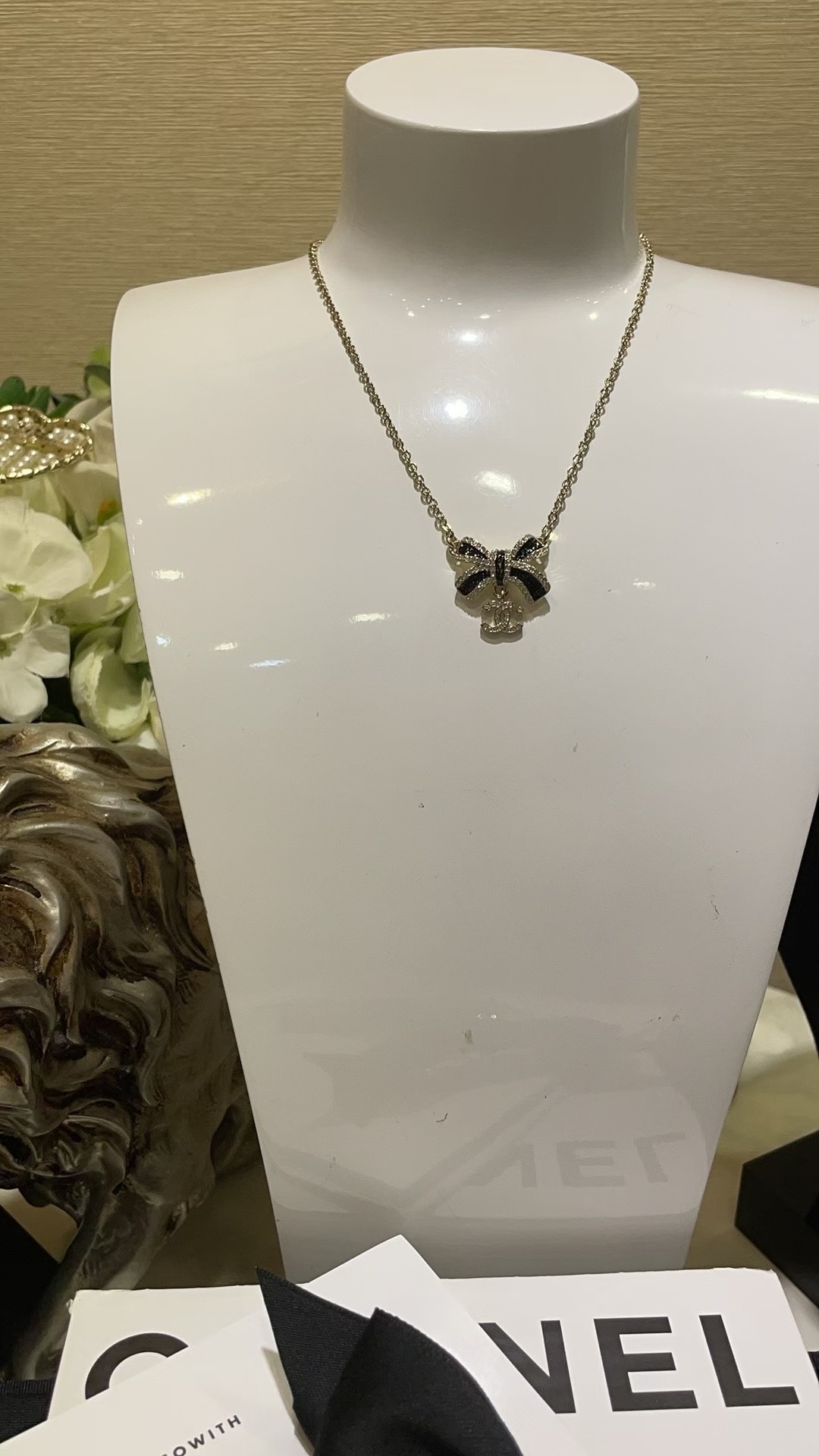 NO:634551,88200. Today’s new necklace is now on sale * 25B new diamond-filled double C black enamel bow pendant necklace, bow + double C, using 90 Swarovski crystals. The black gold color matches the skin tone very well. The more you look at it, the more beautiful it becomes~ The atmosphere depends on it for daily wear. Super versatile. The same brass material as yb. The top version of Swarovski diamonds, necklace, Cartier high-end jewelry.1986090988200.今日新品项链 爆款出货啦 * 25B新款满钻双C黑色珐琅蝴蝶结吊坠项链 蝴蝶结+双C 整整用了90颗施华洛水晶 黑金配色非常衬肤色 越看越美～ 氛围感全靠它了日常佩戴超级百搭 yb一样黄铜材质 施华洛钻顶级版本,,necklace,卡迪亚高端饰品,Jewelry