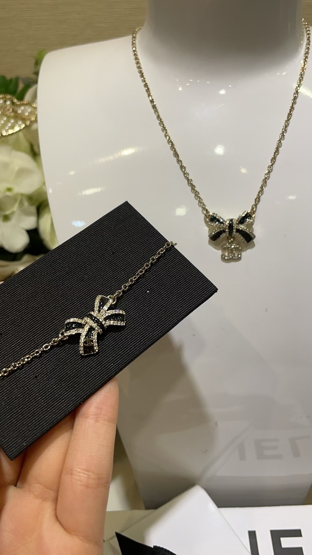 NO:634552,Today's new bracelets are now on sale * 25B new diamond-filled double C black enamel bow bracelet, bow + double C, using 70 Swarovski crystals. The black gold color matches the skin tone very well. The more you look at it, the more beautiful it becomes~ The atmosphere depends on it for daily wear. Super versatile. YB-like brass material. Swarovski diamonds. Top version 88200, bracelet, Cartier high-end jewelry.19860909今日新品手链 爆款出货啦 * 25B新款满钻双C黑色珐琅蝴蝶结手链 蝴蝶结+双C 整整用了70颗施华洛水晶 黑金配色非常衬肤色 越看越美～ 氛围感全靠它了日常佩戴超级百搭 yb一样黄铜材质 施华洛钻 顶级版本88200,,bracelet,卡迪亚高端饰品,Jewelry