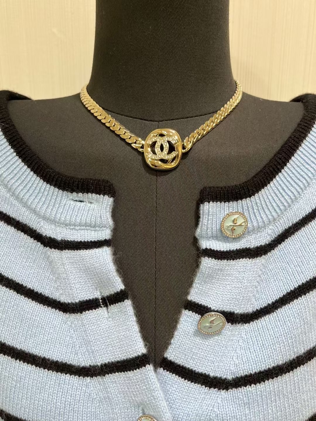 NO:634238,88220, today's new product hidden beauty model * 25s new gold full diamond double C hollow square snake bone chain necklace choker The snake bone chain is ergonomically designed and comfortable to wear. The mirrored square metal has a cool metallic feel. The simpler, the more fashionable and advanced. The same brass material as yb. Exquisite craftsmanship. Top version, necklace, Cartier high-end jewelry1986090988220,今日新品隐藏美貌款 * 25s新款金色满钻双C镂空方块蛇骨链项链choker 蛇骨链符合人体工学设计 佩戴贴合舒适 镜面方块金属感很酷越简单越时髦高级 yb一样黄铜材质 工艺精湛 顶级版本,,necklace,卡迪亚高端饰品,Jewelry