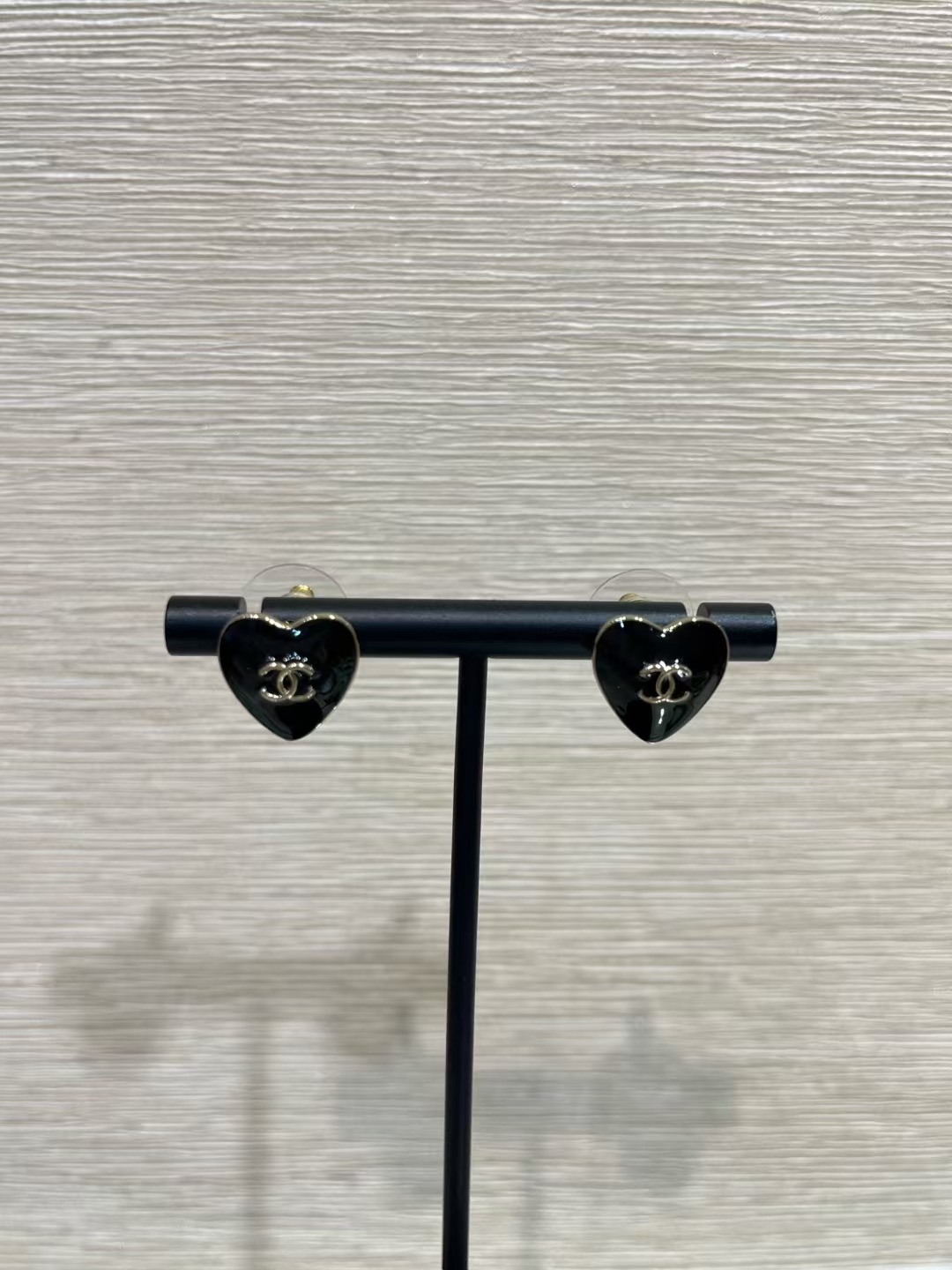 NO:634248,88160, today’s new purchase yb * 25B new gold-edged double C black enamel love earrings. I really can’t refuse the black and gold love heart. It has a bit of vintage flavor. It’s cute and noble enough. It’s recommended to buy it for daily matching. It’s sweet and exquisite ~ Top version, Cardia high-end jewelry1986090988160,今日新品购入yb * 25B新款金边双C黑色珐琅爱心耳钉 对于黑金配色小爱心真的完全拒绝不了 有点vintage的味道 可可爱爱又足够贵气 推荐入手日常搭配很甜美很精致～ 顶级版本,,卡迪亚高端饰品,Jewelry