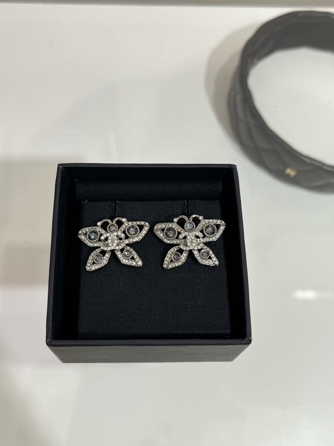 NO:634246,88240, new product purchased today from yb * 25A new gun black full diamond butterfly double C stud earrings. The crystal silver and black small butterfly is so cool. I fell in love at first sight. A must-have for hot girls. The color is cool and sassy, ​​very high-end and durable. A different style experience. It is so beautiful that it is dreamy. Purchased from yb customized. Same brass material. Swarovski diamonds. High-end handmade workshop. Top version, Cartier high-end jewelry.1986090988240,今日新品购入yb * 25A新款枪黑色满钻蝴蝶双C耳钉 水晶银黑色小蝴蝶太酷啦 一眼爱上 辣妹必备 配色酷飒率性很高级耐看 不一样的风格体验 美得有点梦幻 购入yb定制 一样黄铜材质 施华洛钻 高级手工坊 顶级版本,,卡迪亚高端饰品,Jewelry