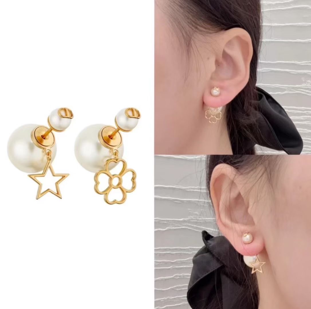 NO:634451,88170, today's new products, top version * 25 years new gold hollow star clover pearl double ball earrings. The asymmetric design of the five-pointed star + four-leaf clover is very smart. The classic pearl double balls are gentle and easy to match. Recommended. Brass material like yb. Customized pearls. Ear studs and earrings with original boxes. Top version, earrings, Cardia high-end jewelry1986090988170,今日新品顶级版本 * 25年新款金色镂空星星幸运草珍珠双球耳环 五角星+四叶草的不对称设计很灵动 经典珍珠双球温柔又好搭配推荐 yb一样黄铜材质 定制珍珠 耳钉耳环带原盒 顶级版本,,earrings,卡迪亚高端饰品,Jewelry