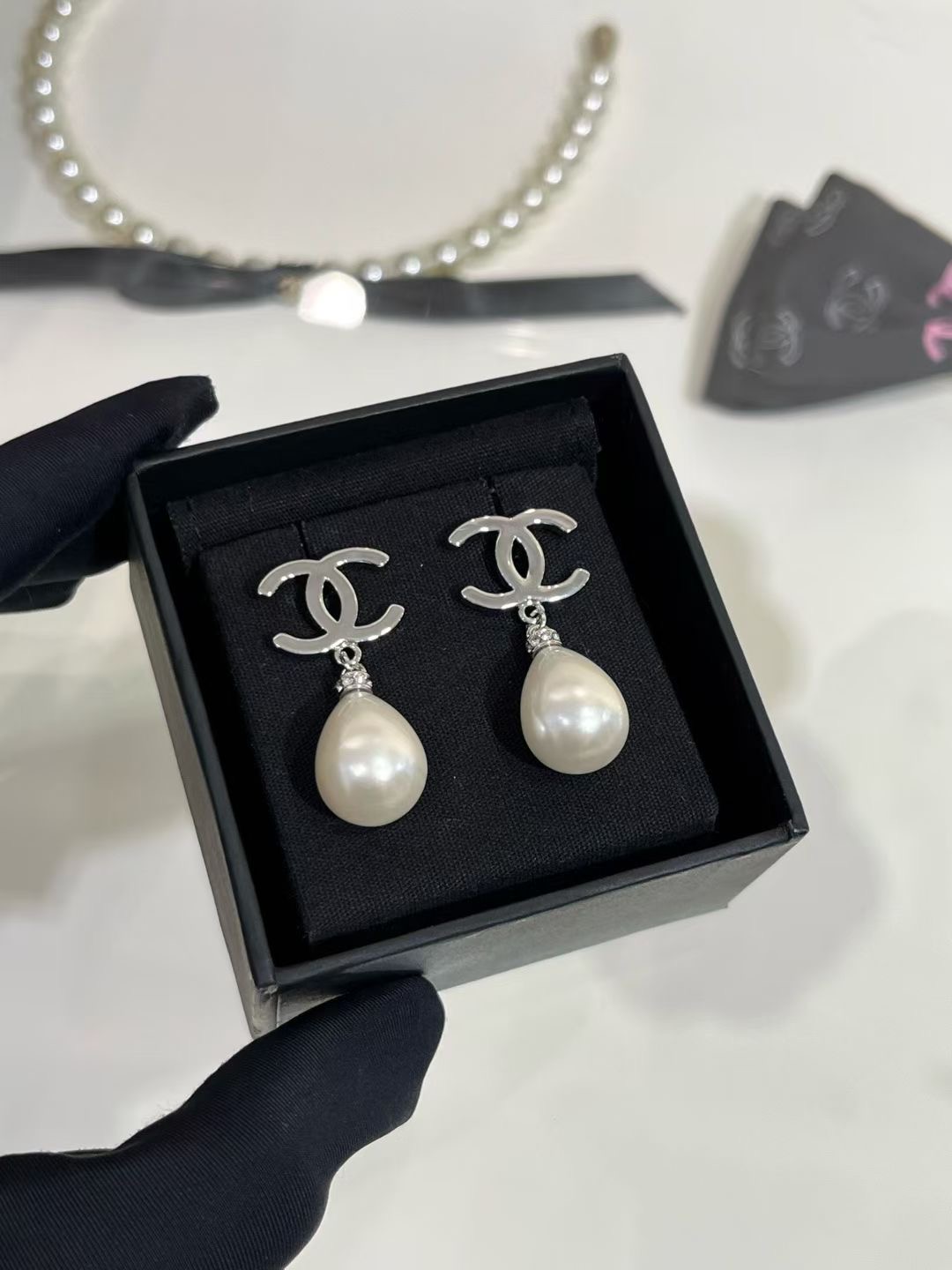 NO:634546,88180, today’s new product * 25B new silver double C water drop pearl earrings. The combination of silver glossy metal double C + water drop pearls is cool and elegant. It looks great with a small skirt for daily use~ The same brass material as yb. Customized resin, skirts, Cartier high-end jewelry1986090988180,今日新品 * 25B新款银色双C水滴珍珠耳钉 银色光面金属双C+水滴珍珠的搭配 清冷又贵气 日常搭小裙子超级好看～ yb一样黄铜材质 定制树脂,,skirts,卡迪亚高端饰品,Jewelry