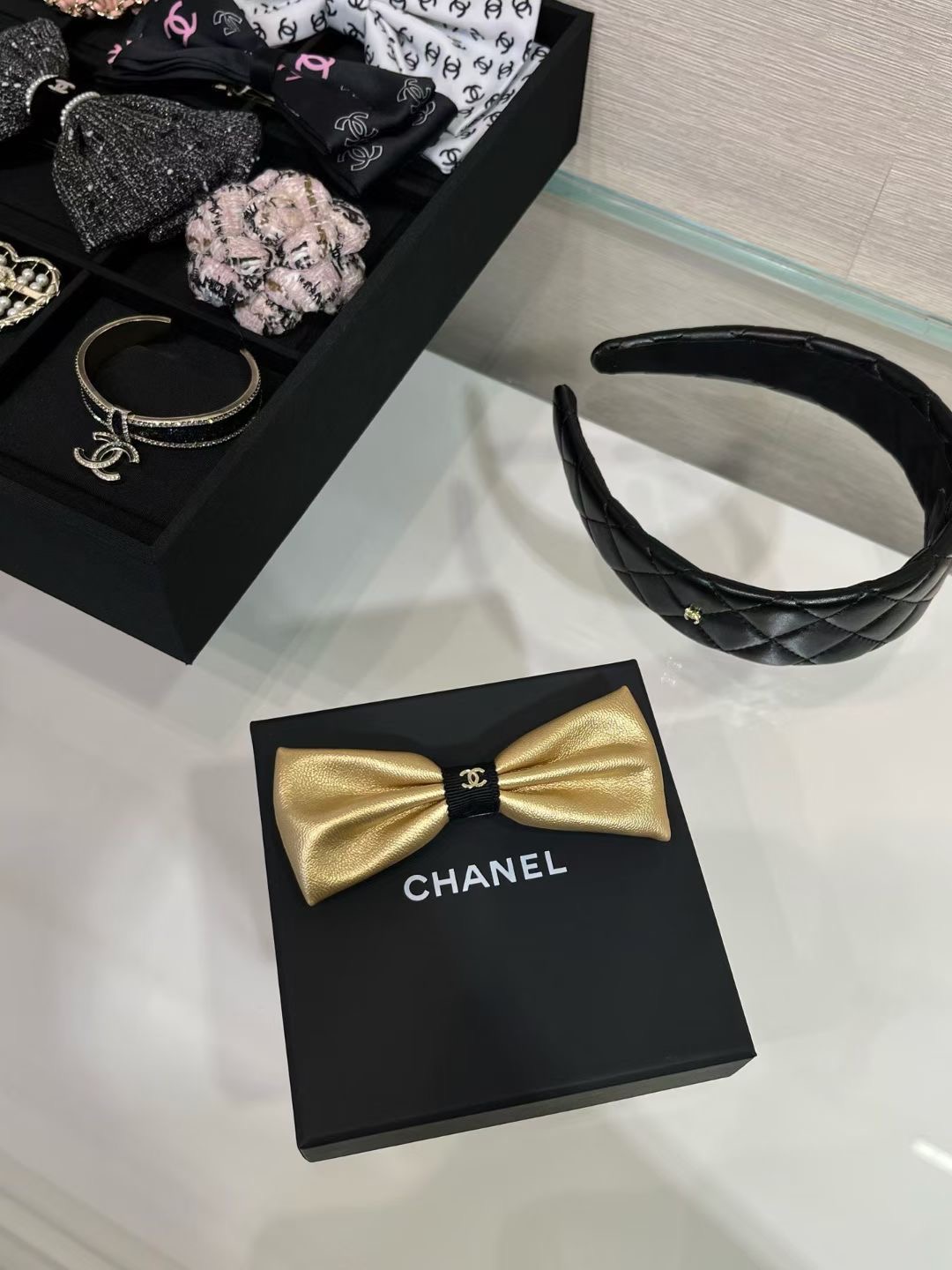 NO:634543,Today’s new product has already sold out before even posting a picture * 25B new golden double C bow hairpin. The golden leather bow is unique but not picky in style. It looks good with any clip and has a high-end taste. It is very eye-catching when worn on the upper body. It is a must-have for autumn and winter wear. 88168,,hairpins,Cardia high-end jewelry19860909今日新品 还没发图就卖爆 * 25B新款金色双C蝴蝶结发夹 金色皮面蝴蝶结独特却不挑风格 随便夹都好看,高级品味绝了 佩戴上身非常的吸睛秋冬穿搭必备 88168,,hairpins,卡迪亚高端饰品,Jewelry