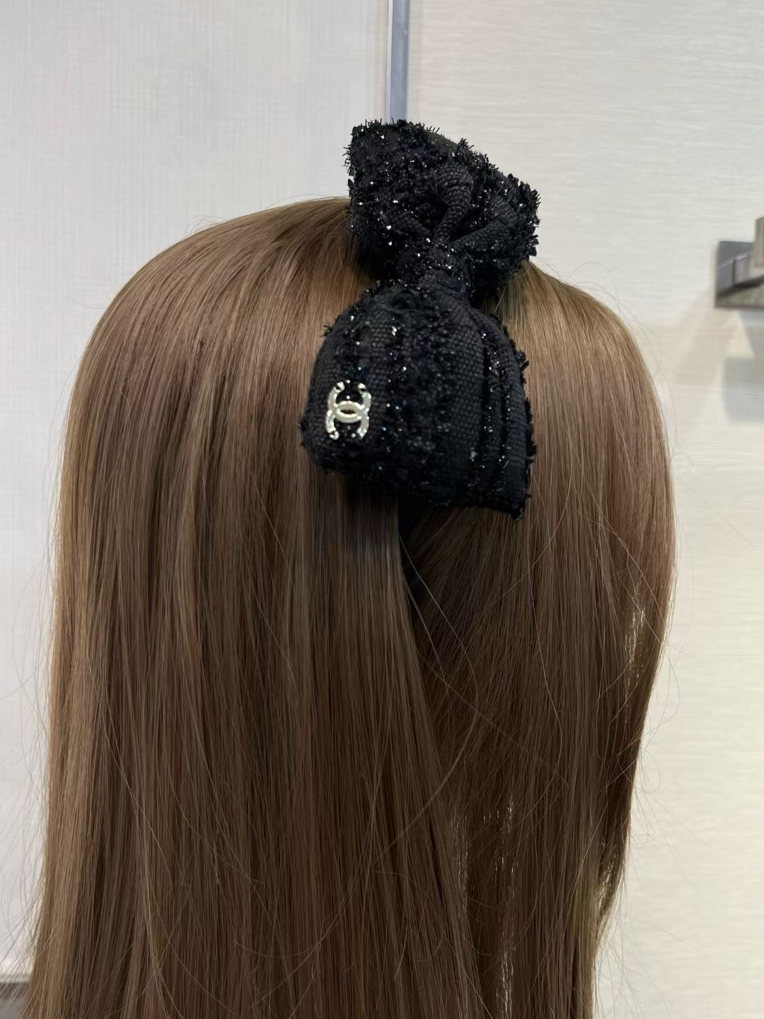 NO:634547,Today's new autumn and winter new headbands * New black shag woolen bow double C headbands. Customized black woolen fabric, high-end and elegant. The three-dimensional bow decoration is full of decoration and comes with a romantic filter. Wear it with the aura of a wealthy daughter. 88180, Cardia high-end jewelry19860909今日新品秋冬新款发箍 * 新款黑色粗毛呢蝴蝶结双C发箍 定制黑色毛呢面料高级大气很有优雅 立体蝴蝶结装饰感十足自带浪漫滤镜 佩戴上身满满的富家千金大小姐气质88180,,卡迪亚高端饰品,Jewelry