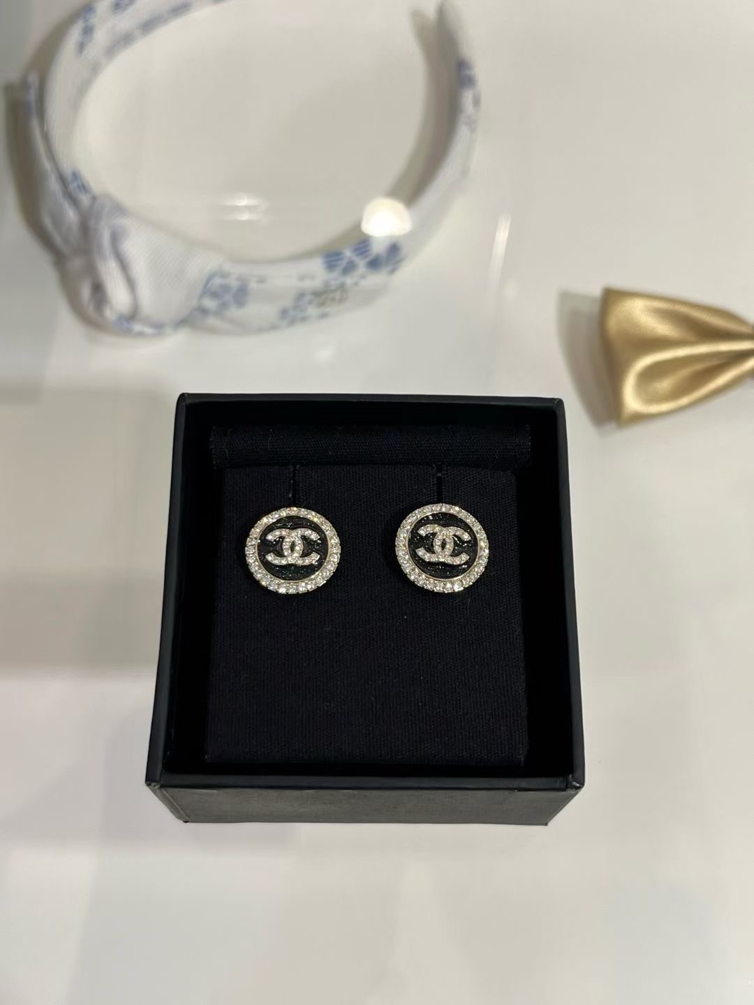 NO:634574,88200, today’s new product * 25B new diamond-encrusted double C black enamel round earrings. Small black enamel buttons with fine glitter. Super exquisite. Sisters who like minimalist style must wear it in daily life. Very easy to match. Brass material like yb. Swarovski diamonds. Enamel craftsmanship. Black bean round earrings, top version, Cartier high-end jewelry.1986090988200,今日新品 * 25B新款镶钻双C黑色珐琅圆牌耳钉 黑色珐琅小纽扣带着细闪超精致 喜欢极简风的姐妹必入日常太好搭了 yb一样黄铜材质 施华洛钻 珐琅工艺 黑豆豆圆形耳钉,顶级版本,,卡迪亚高端饰品,Jewelry