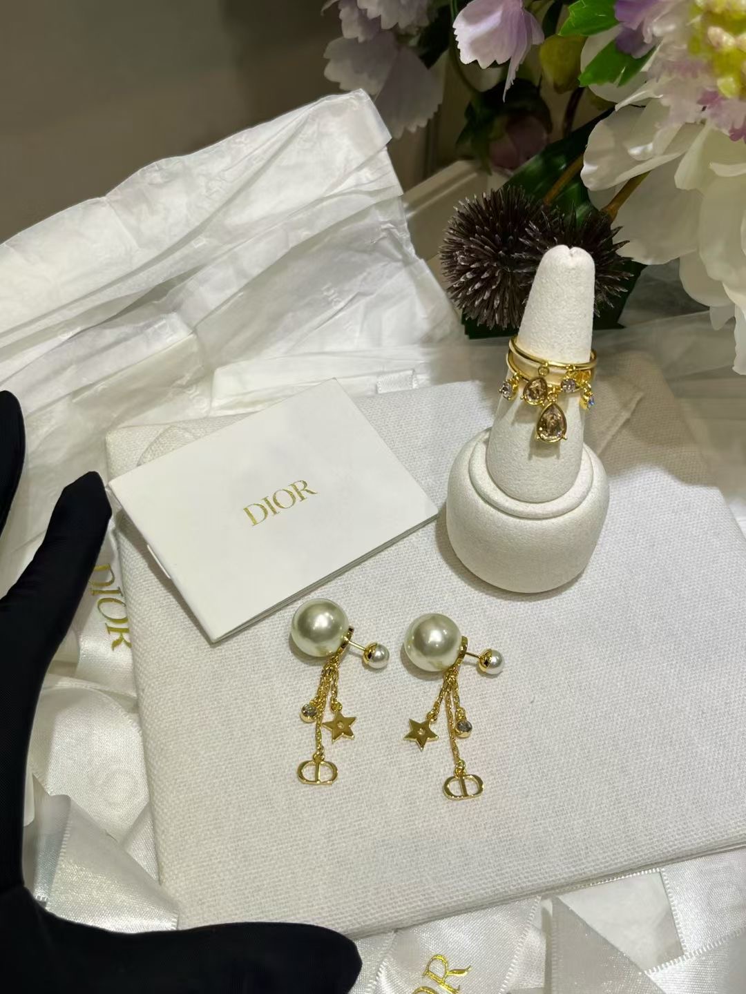 NO:634565,88180, Today's new product fairy tassel * 25 years new gold CD star rhinestone three-layer chain double ball pearl earrings. Gold CD + star + rhinestone pendant chain tassel. Smart and cute. Super presence. Paired with pearl double balls, it has a gentle and rich temperament. The same brass material as yb. Swarovski silver phantom diamond earrings. Top version, earrings, Cardia high-end jewelry.1986090988180,今日新品仙女流苏 * 25年新款金色CD星星水钻三层链条双球珍珠耳环 金色CD+星星+水钻的吊坠链条流苏 灵动又可爱 超级有存在感 搭配珍珠双球很有温柔富家千金气质 yb一样黄铜材质 施华洛银色魅影钻 耳钉耳环 顶级版本,,earrings,卡迪亚高端饰品,Jewelry