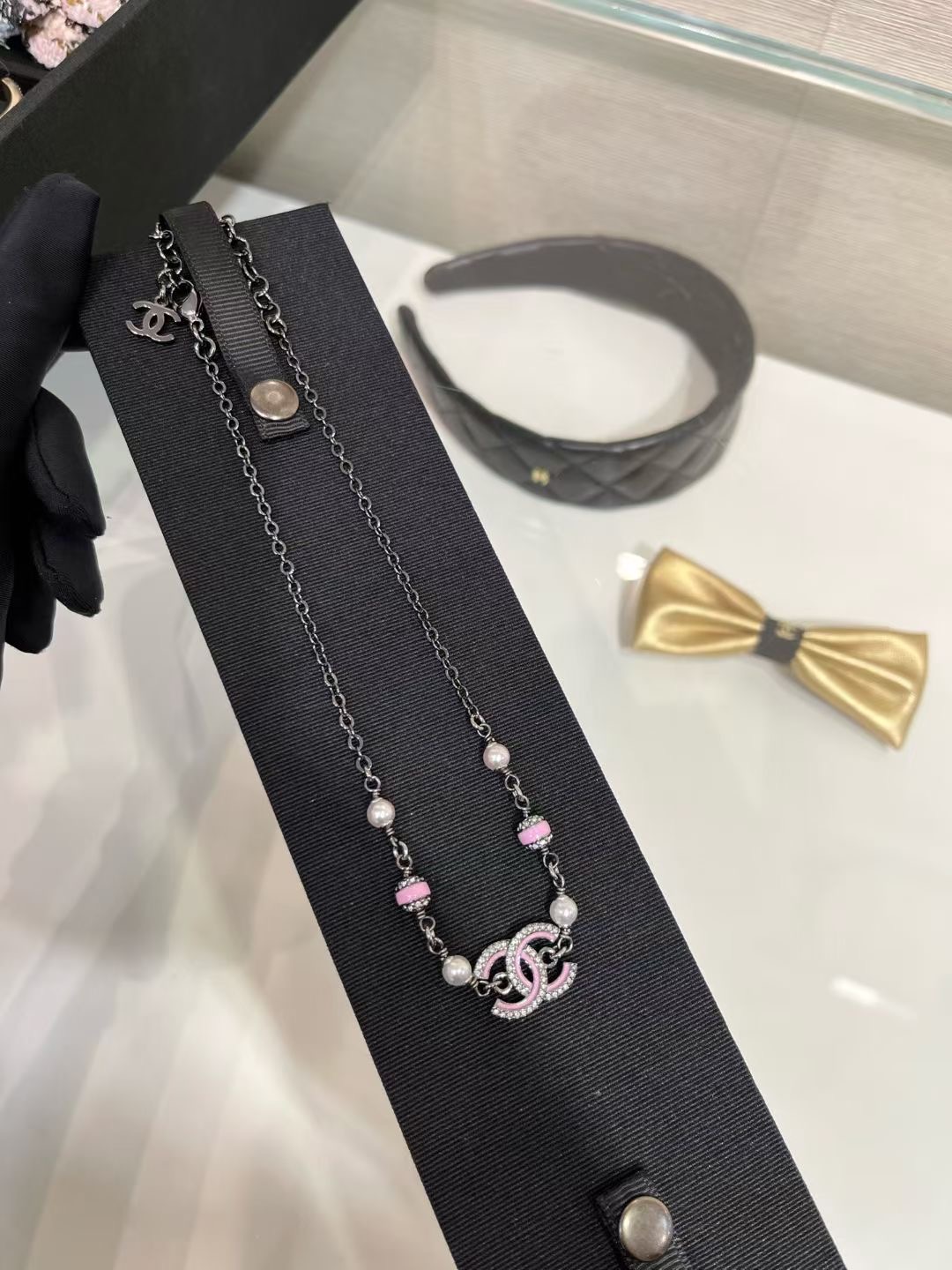 NO:634577,88220, New product purchased today yb * 25B new pink enamel double C pearl necklace choker. Double C pendant with rhinestones and pink enamel. Simple and classic. With enamel beads, it has a special temperament. It can be worn on both sides. It can be worn with casual and fashionable everyday. The same brass material as yb. Swarovski diamond. Enamel craftsmanship. Top version, necklace, Cartier high-end jewelry.1986090988220,今日新品购入yb * 25B新款粉色珐琅双C珍珠项链choker 水钻拼接粉色珐琅的双C吊坠 简单经典 搭配珐琅珠子又带点特别的气质 双面可佩戴 日常搭配休闲时髦感get yb一样黄铜材质 施华洛钻 珐琅工艺 顶级版本,,necklace,卡迪亚高端饰品,Jewelry