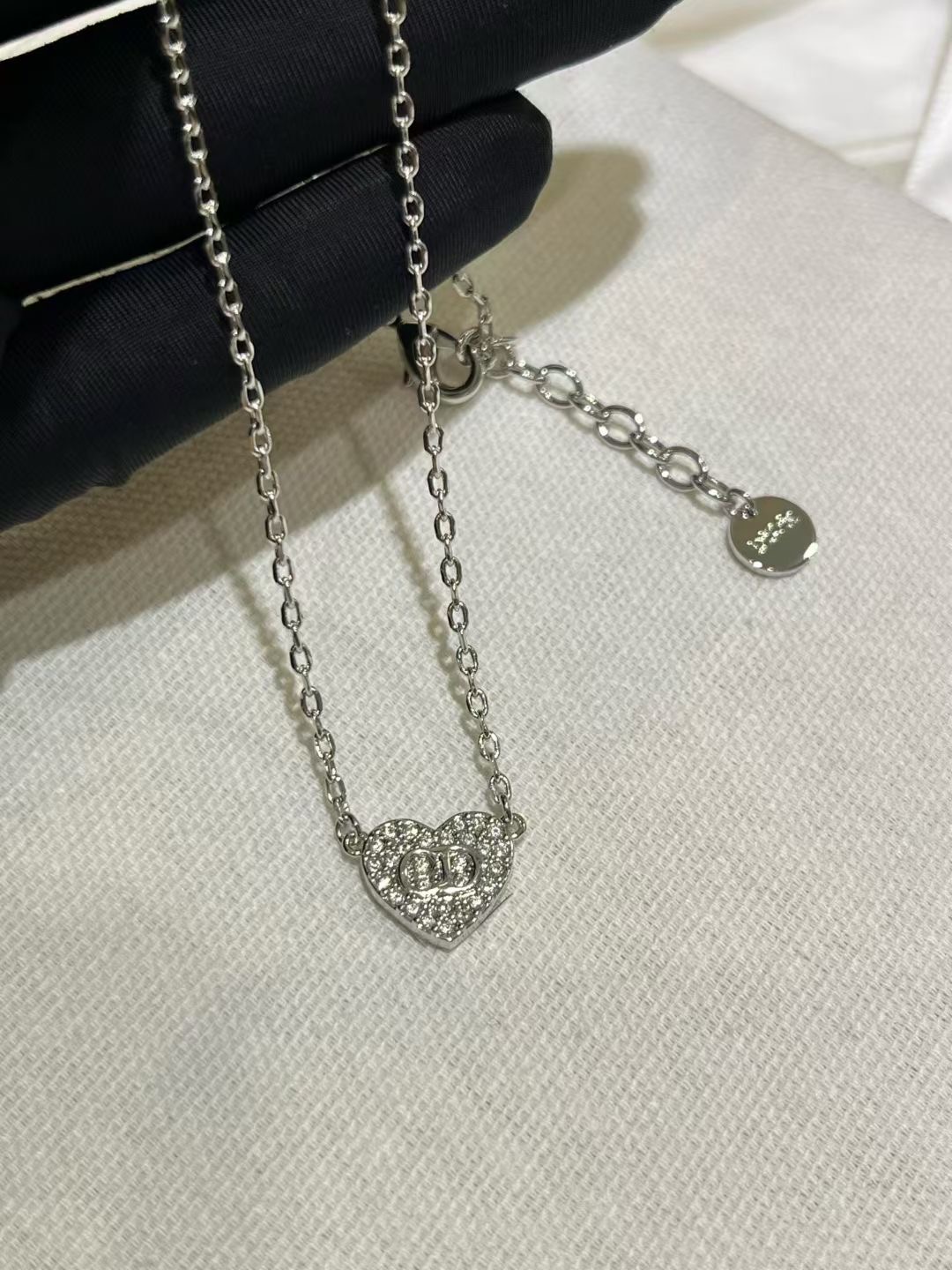 NO:634557,88180, today's new products * 25 years new silver full diamond love CD necklace full diamond small love silver CD, smart and cute, the size is very versatile for daily use, whoever wears it will look good series, top version, necklace, Cartier high-end jewelry1986090988180,今日新品 * 25年新款银色满钻爱心CD项链 满钻小爱心银色CD 灵动又可爱 尺寸非常日常百搭 谁戴谁好看系列 顶级版本,,necklace,卡迪亚高端饰品,Jewelry