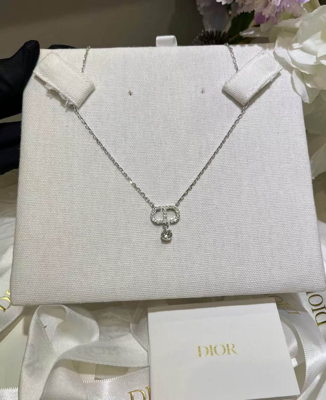 NO:634580,88180, today’s new product * 25 years new silver full diamond CD small rhinestone necklace. The combination of one diamond1986090988180,今日新品 * 25年新款银色满钻CD小水钻项链 一颗钻x满钻CD的搭配灵动又可爱 日常超百搭 简简单单很耐看 富家千金气质满满闭眼入不出错 yb一样黄铜材质 施华洛魅影钻 顶级版本,,necklace,卡迪亚高端饰品,Jewelry