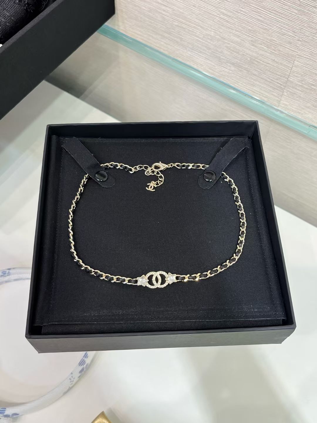 NO:634914,88220. Today's new choker * 25B new gold double C five-pointed star crystal leather chain necklace. The classic leather chain necklace with full diamonds and double C star crystals is not picky at all. It is very attractive and versatile. Close your eyes and look into it. The same brass material as yb, lambskin custom crystal, necklace, sheepskin, Cartier high-end jewelry1986090988220.今日新品choker * 25B新款金色双C五角星水晶皮穿链项链 经典皮穿链满钻双C星星水晶的搭配 完全不挑人 非常的耐看百搭 闭眼入 yb一样黄铜材质小羊皮定制水晶,,necklace,sheepskin,卡迪亚高端饰品,Jewelry