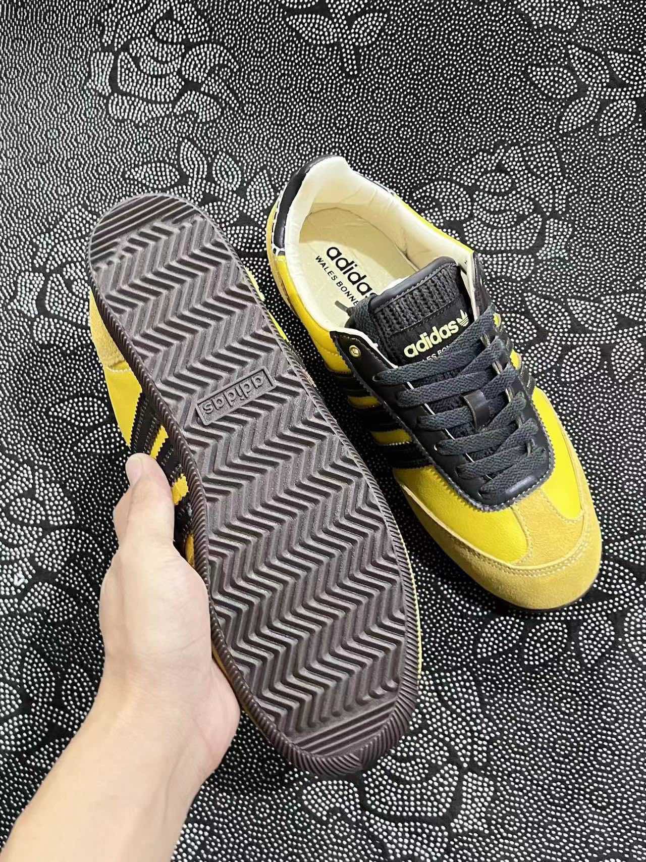 499 💰 Wales Bonner x adidas originals Japan 低帮跑步鞋 黄棕色🔥 size：36-45 全码 Atp代工厂原盒 这款阿迪达斯特别有90年代的feel 整体配色为黄色和棕色 两种撞色搭配不仅没有突兀感，反而增加了一丝特别 复古感拉满！ 支持得物App/识货App鉴定 支持90 天无理由售后