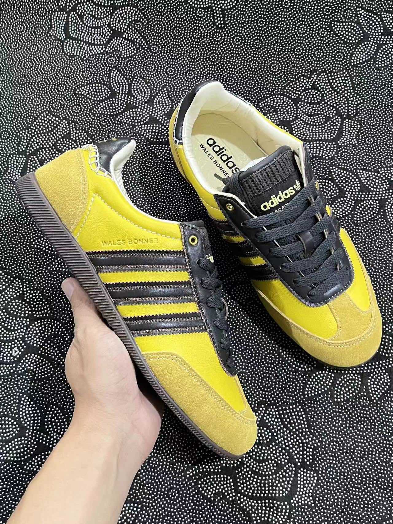 499 💰 Wales Bonner x adidas originals Japan 低帮跑步鞋 黄棕色🔥 size：36-45 全码 Atp代工厂原盒 这款阿迪达斯特别有90年代的feel 整体配色为黄色和棕色 两种撞色搭配不仅没有突兀感，反而增加了一丝特别 复古感拉满！ 支持得物App/识货App鉴定 支持90 天无理由售后