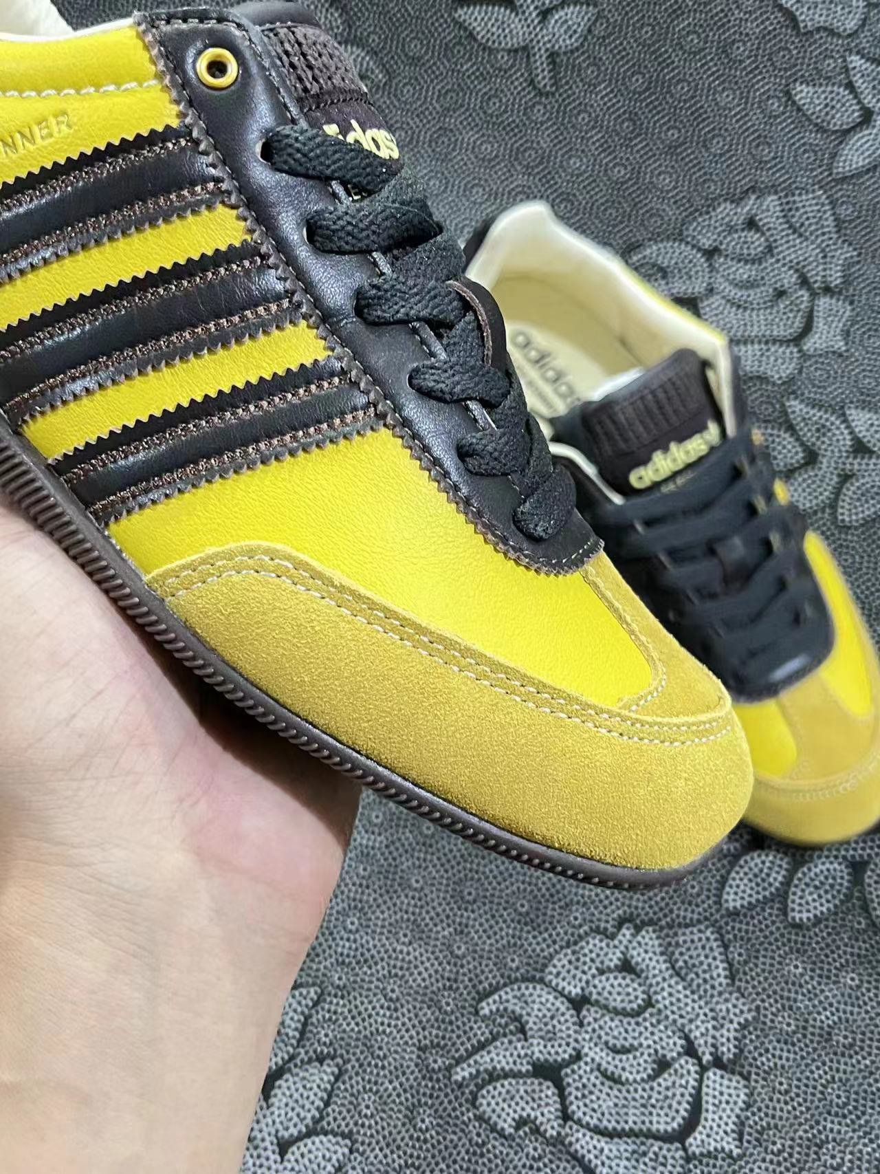 499 💰 Wales Bonner x adidas originals Japan 低帮跑步鞋 黄棕色🔥 size：36-45 全码 Atp代工厂原盒 这款阿迪达斯特别有90年代的feel 整体配色为黄色和棕色 两种撞色搭配不仅没有突兀感，反而增加了一丝特别 复古感拉满！ 支持得物App/识货App鉴定 支持90 天无理由售后