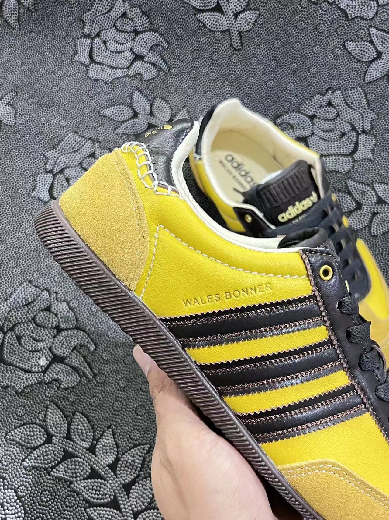 499 💰 Wales Bonner x adidas originals Japan 低帮跑步鞋 黄棕色🔥 size：36-45 全码 Atp代工厂原盒 这款阿迪达斯特别有90年代的feel 整体配色为黄色和棕色 两种撞色搭配不仅没有突兀感，反而增加了一丝特别 复古感拉满！ 支持得物App/识货App鉴定 支持90 天无理由售后