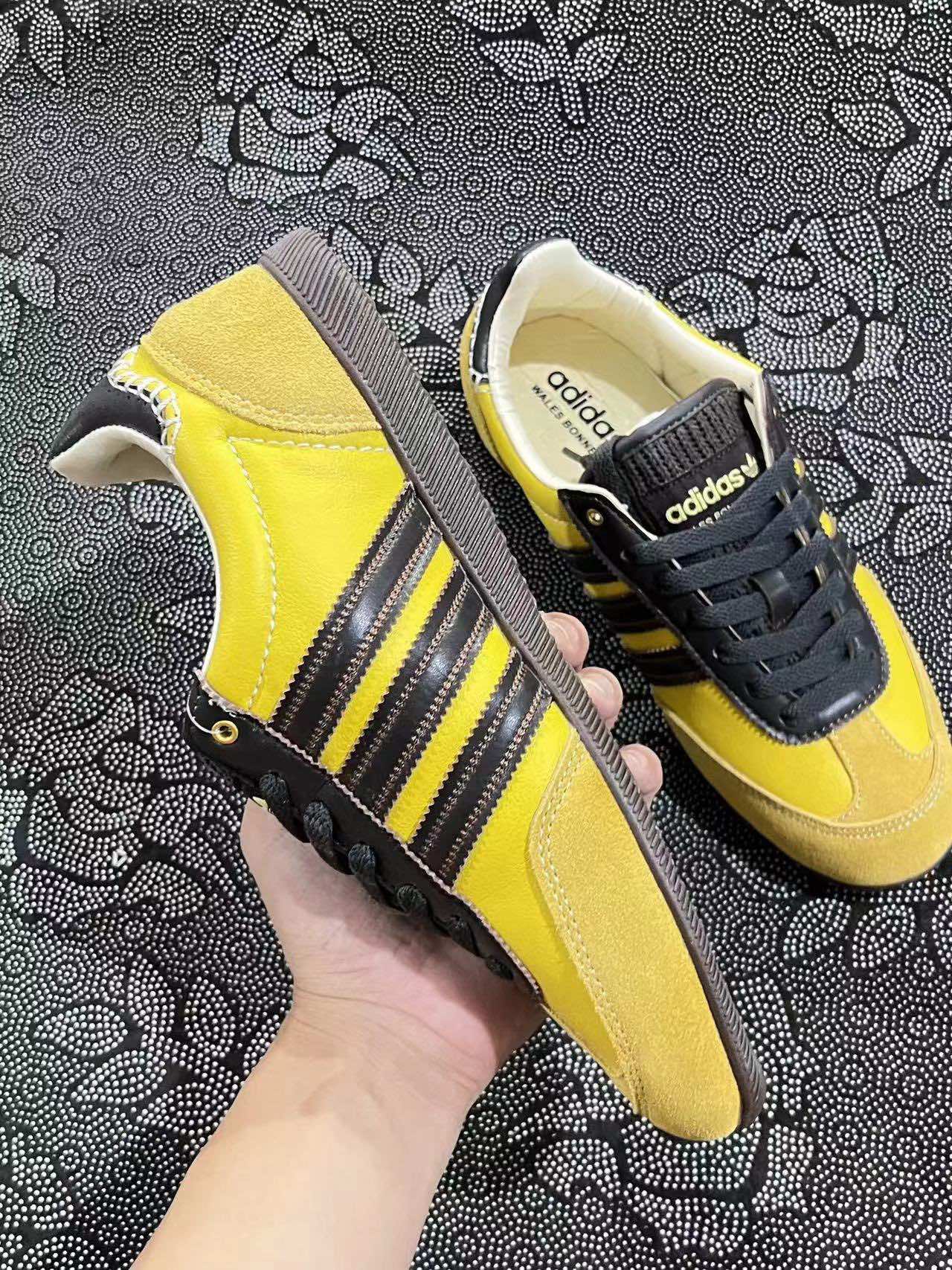 499 💰 Wales Bonner x adidas originals Japan 低帮跑步鞋 黄棕色🔥 size：36-45 全码 Atp代工厂原盒 这款阿迪达斯特别有90年代的feel 整体配色为黄色和棕色 两种撞色搭配不仅没有突兀感，反而增加了一丝特别 复古感拉满！ 支持得物App/识货App鉴定 支持90 天无理由售后