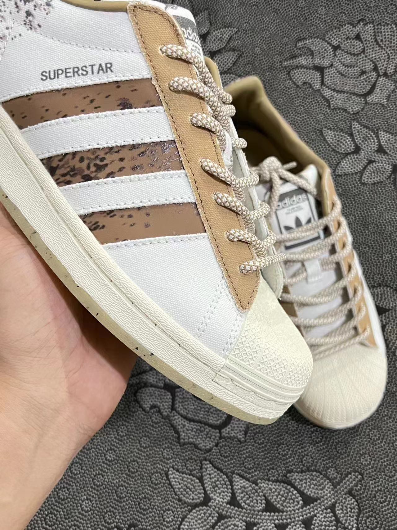 349 💰包邮 adidas originals Superstar 低帮板鞋 白粽配色 🔥 size：36-45 Atp代工货物！ 新配色 这次是泼墨设计 鞋身采用了白色与卡其色的帆布材质 后跟两处LOGO同时采用了泼墨的设计元素 现货入库 秒发 支持得物App鉴定！