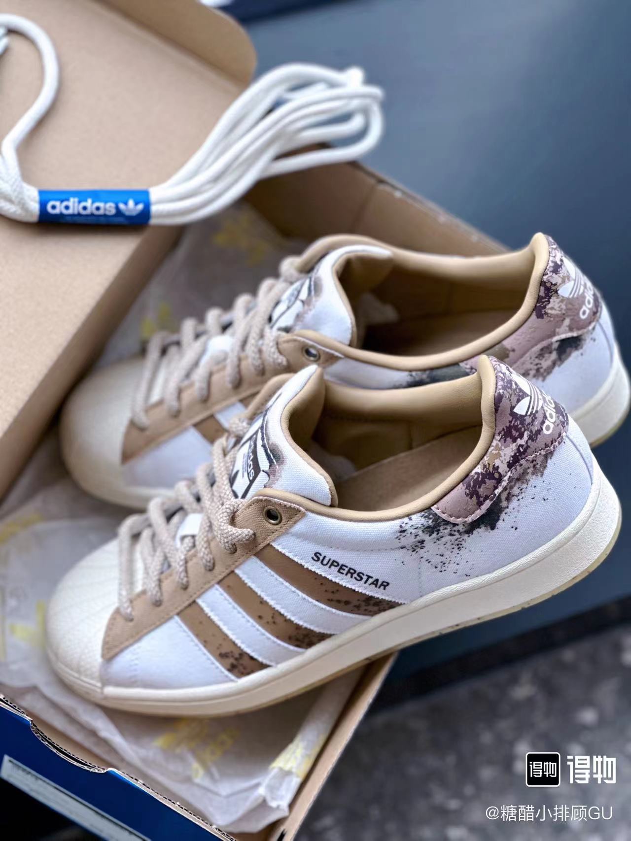 349 💰包邮 adidas originals Superstar 低帮板鞋 白粽配色 🔥 size：36-45 Atp代工货物！ 新配色 这次是泼墨设计 鞋身采用了白色与卡其色的帆布材质 后跟两处LOGO同时采用了泼墨的设计元素 现货入库 秒发 支持得物App鉴定！