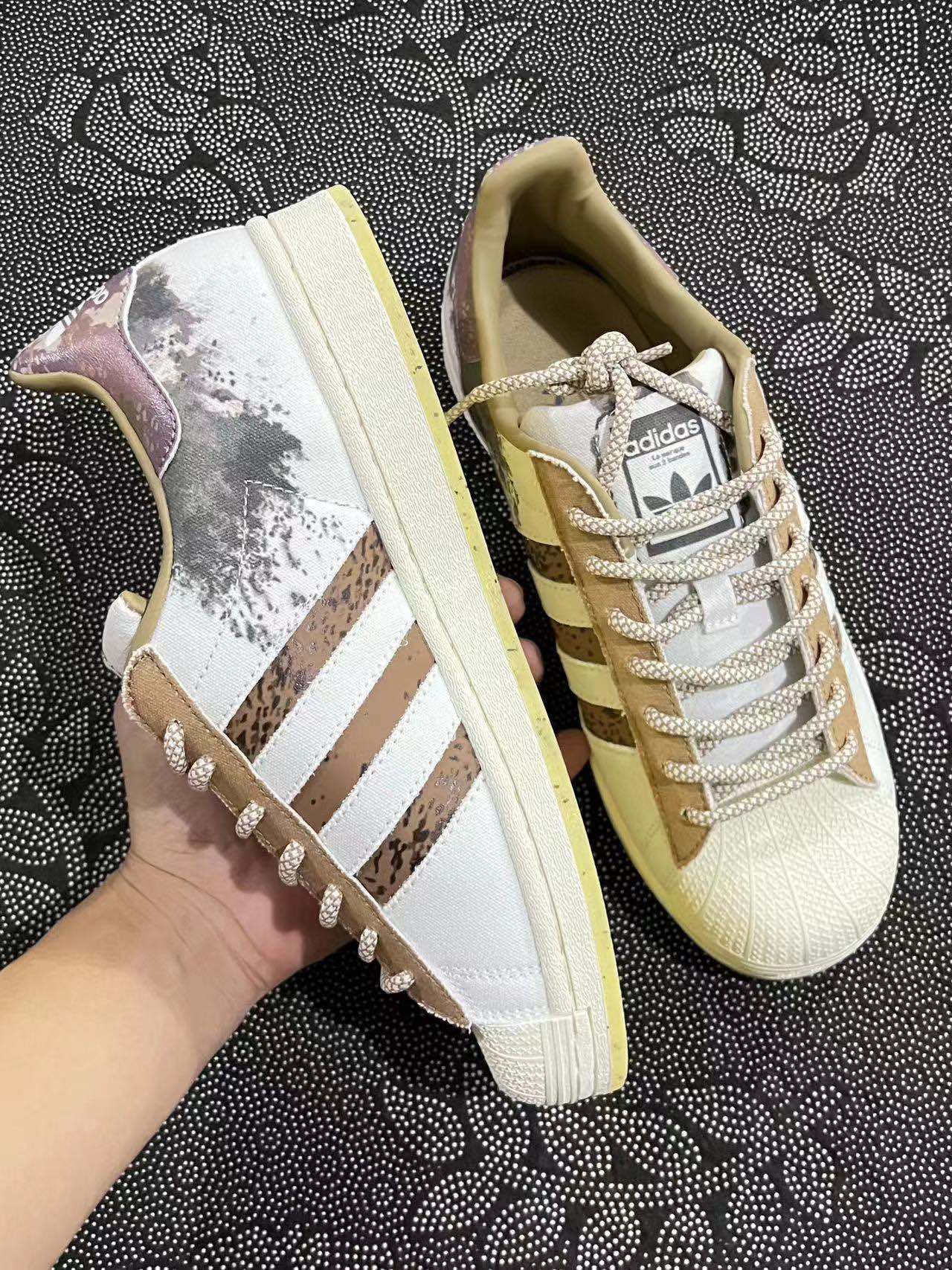 349 💰包邮 adidas originals Superstar 低帮板鞋 白粽配色 🔥 size：36-45 Atp代工货物！ 新配色 这次是泼墨设计 鞋身采用了白色与卡其色的帆布材质 后跟两处LOGO同时采用了泼墨的设计元素 现货入库 秒发 支持得物App鉴定！