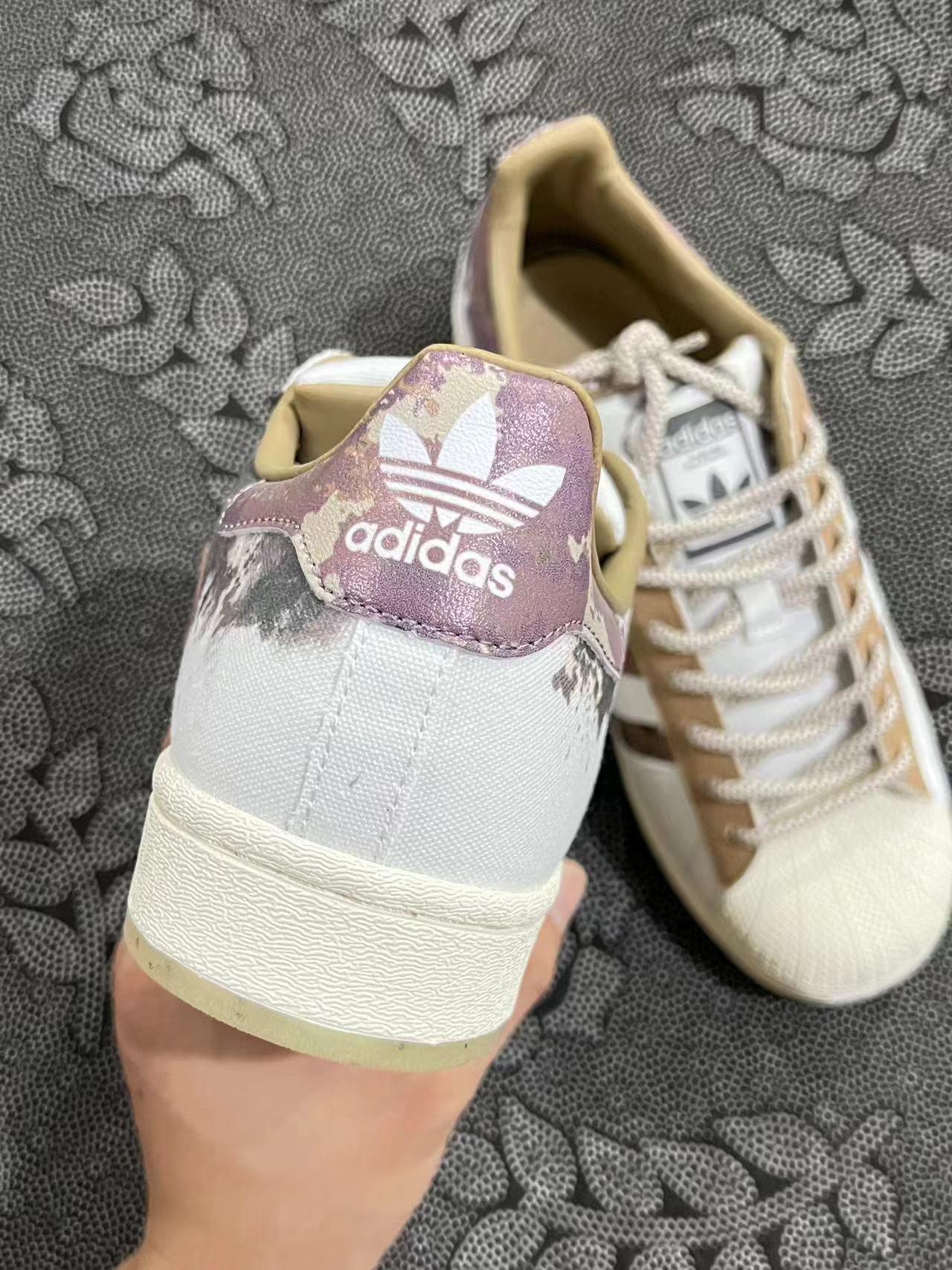 349 💰包邮 adidas originals Superstar 低帮板鞋 白粽配色 🔥 size：36-45 Atp代工货物！ 新配色 这次是泼墨设计 鞋身采用了白色与卡其色的帆布材质 后跟两处LOGO同时采用了泼墨的设计元素 现货入库 秒发 支持得物App鉴定！