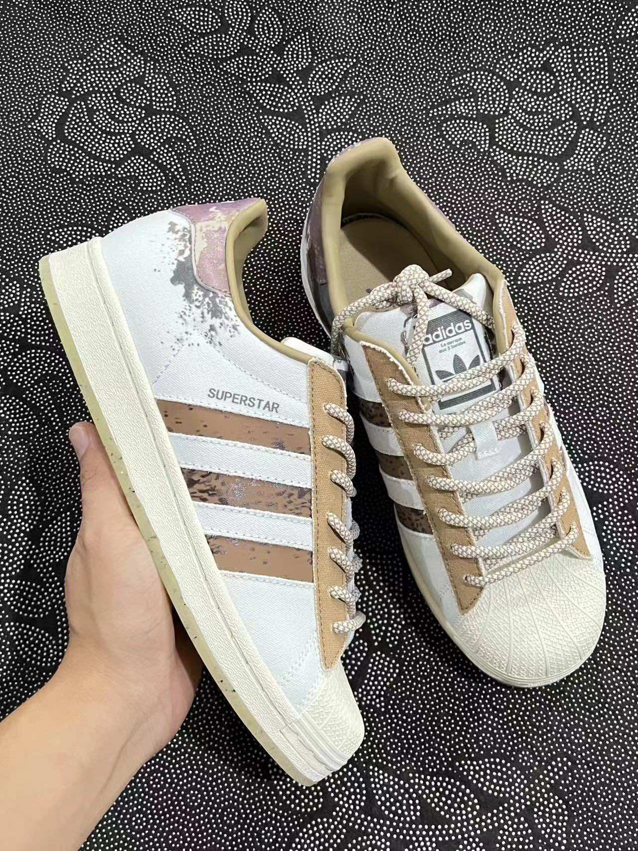 349 💰包邮 adidas originals Superstar 低帮板鞋 白粽配色 🔥 size：36-45 Atp代工货物！ 新配色 这次是泼墨设计 鞋身采用了白色与卡其色的帆布材质 后跟两处LOGO同时采用了泼墨的设计元素 现货入库 秒发 支持得物App鉴定！