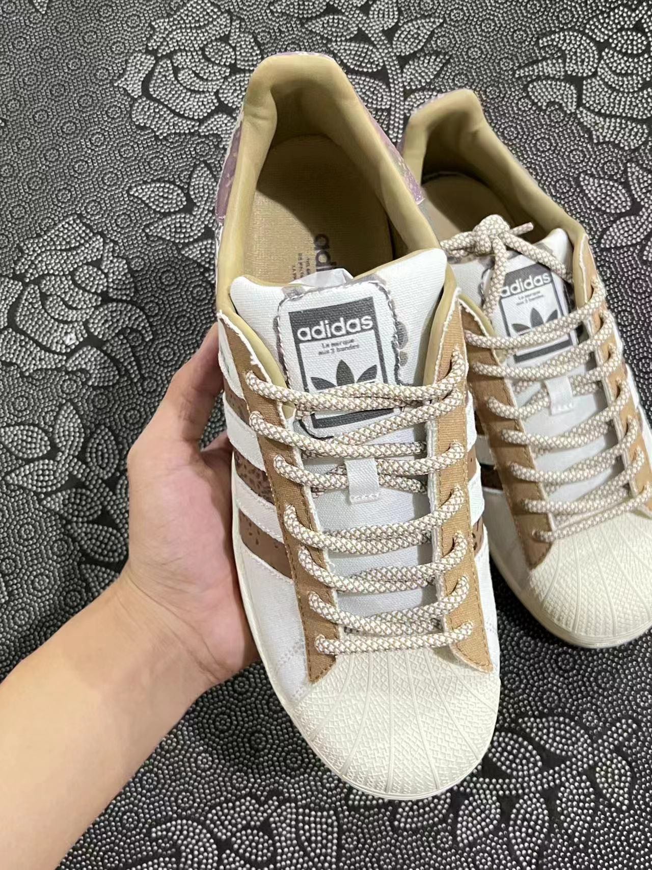 349 💰包邮 adidas originals Superstar 低帮板鞋 白粽配色 🔥 size：36-45 Atp代工货物！ 新配色 这次是泼墨设计 鞋身采用了白色与卡其色的帆布材质 后跟两处LOGO同时采用了泼墨的设计元素 现货入库 秒发 支持得物App鉴定！