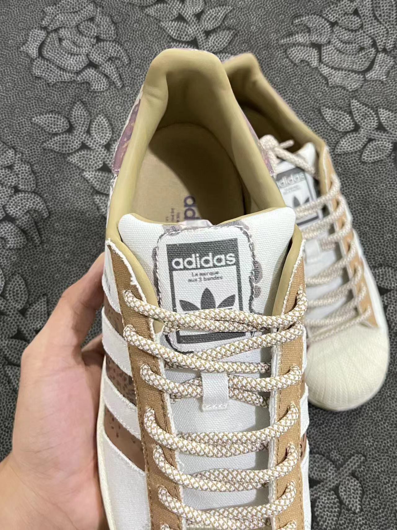 349 💰包邮 adidas originals Superstar 低帮板鞋 白粽配色 🔥 size：36-45 Atp代工货物！ 新配色 这次是泼墨设计 鞋身采用了白色与卡其色的帆布材质 后跟两处LOGO同时采用了泼墨的设计元素 现货入库 秒发 支持得物App鉴定！