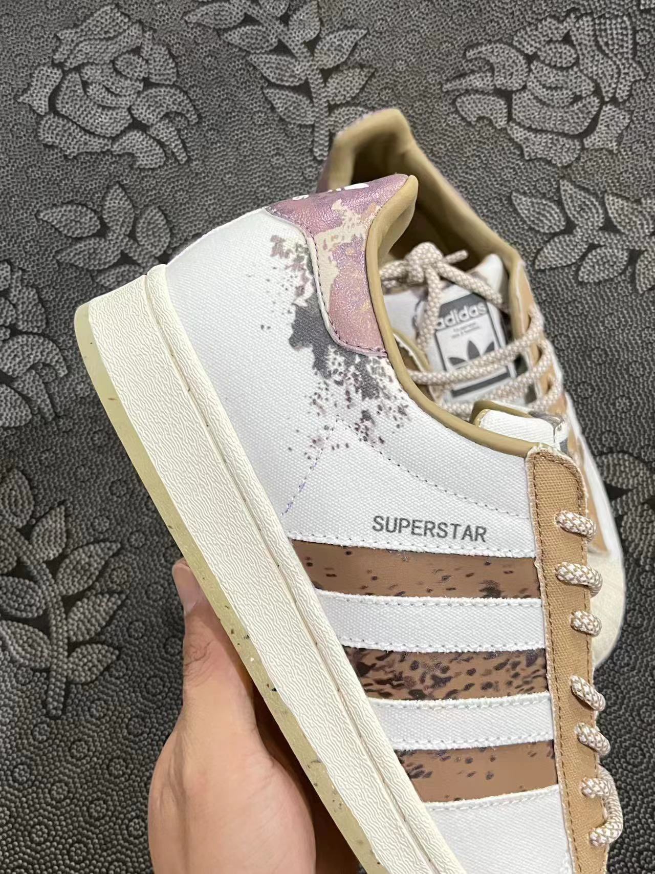 349 💰包邮 adidas originals Superstar 低帮板鞋 白粽配色 🔥 size：36-45 Atp代工货物！ 新配色 这次是泼墨设计 鞋身采用了白色与卡其色的帆布材质 后跟两处LOGO同时采用了泼墨的设计元素 现货入库 秒发 支持得物App鉴定！