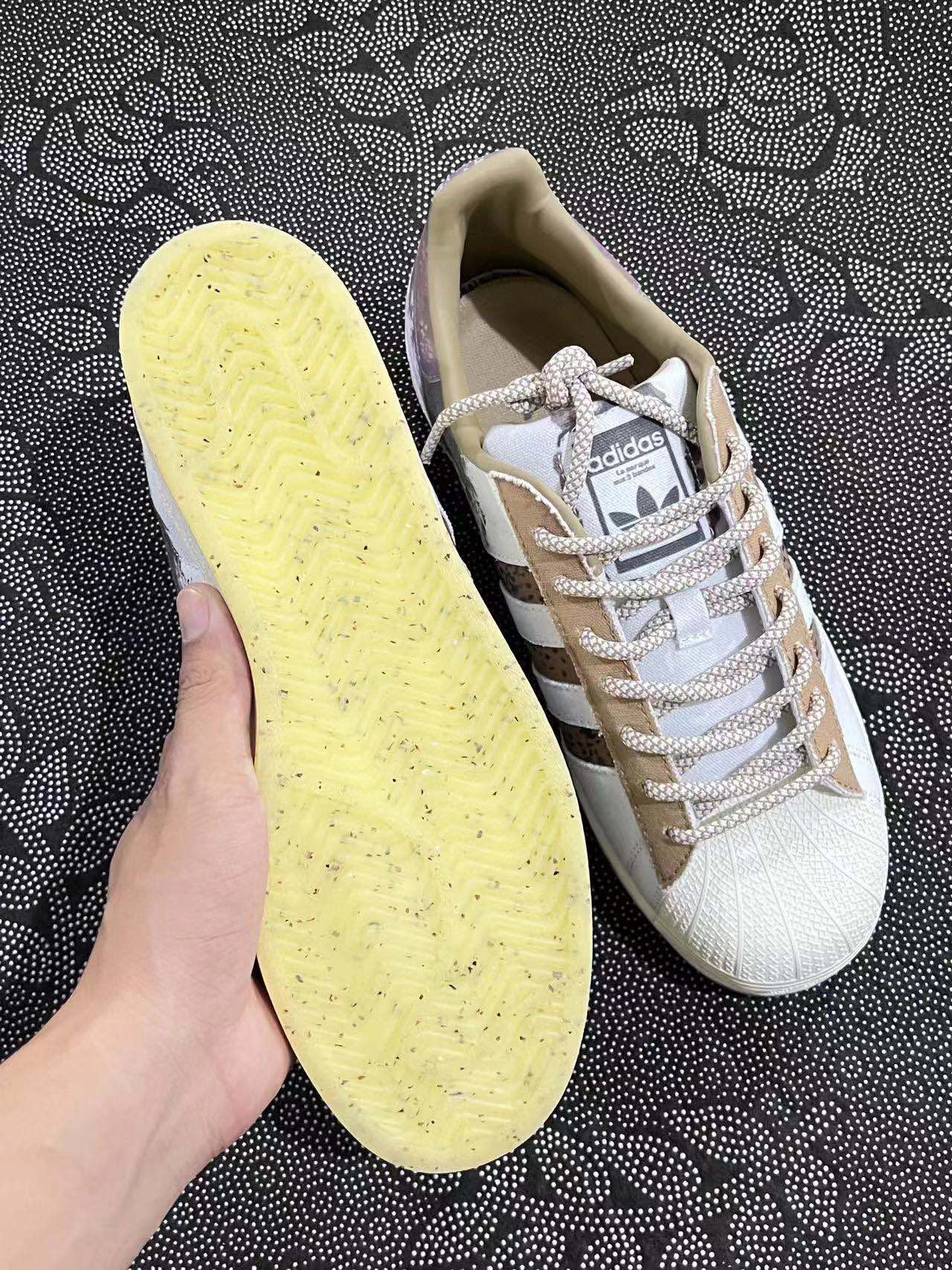 349 💰包邮 adidas originals Superstar 低帮板鞋 白粽配色 🔥 size：36-45 Atp代工货物！ 新配色 这次是泼墨设计 鞋身采用了白色与卡其色的帆布材质 后跟两处LOGO同时采用了泼墨的设计元素 现货入库 秒发 支持得物App鉴定！