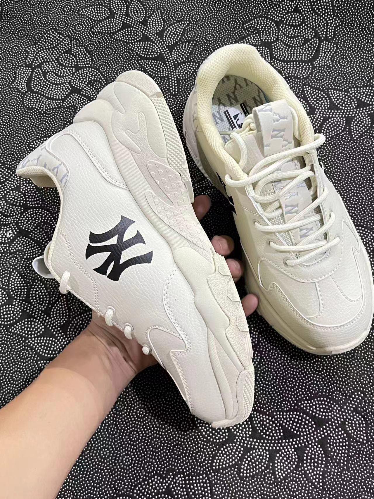 399💰 正品MLB厚底增高老爹鞋 白黑色 size：36.5-44全码可接 全色可接 23年秋冬新款新配色 小红书抖音爆款推荐 各大网红同款 上脚很搭 超适合夏天出门 增高5cm！ 支持得物App/识货App鉴定 支持90天无理由售后 ！