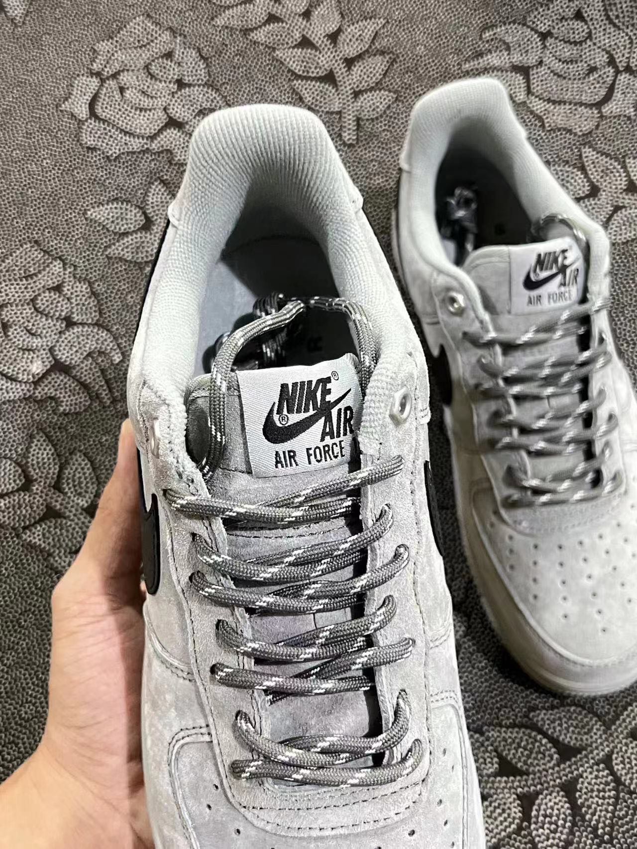 449 💰 Nike Af1 07新款 狼毛灰配色🔥 size：36-45 VF渠道流出空军原盒 天猫商城同渠道代工厂流出 保真正品 ！新款秋冬配色 预计也是爆火款 喜欢现在入正好应季应当下 ！ 支持得物App/识货App原盒鉴定 支持90 天无理由售后